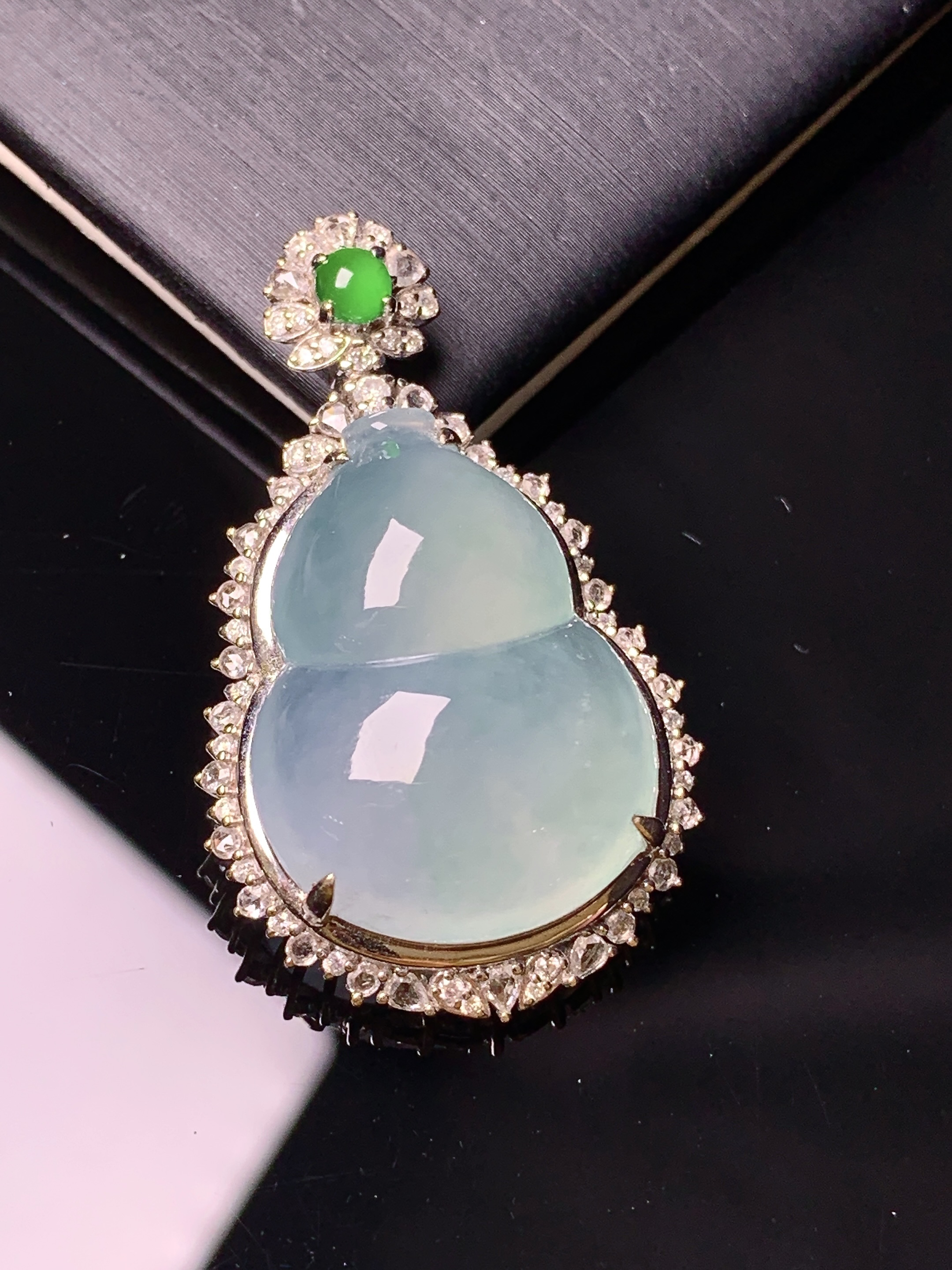 18k金钻镶嵌冰种葫芦吊坠 玉质细腻 色泽艳丽清新 水润亮眼 整体尺寸38*23.3*11.3