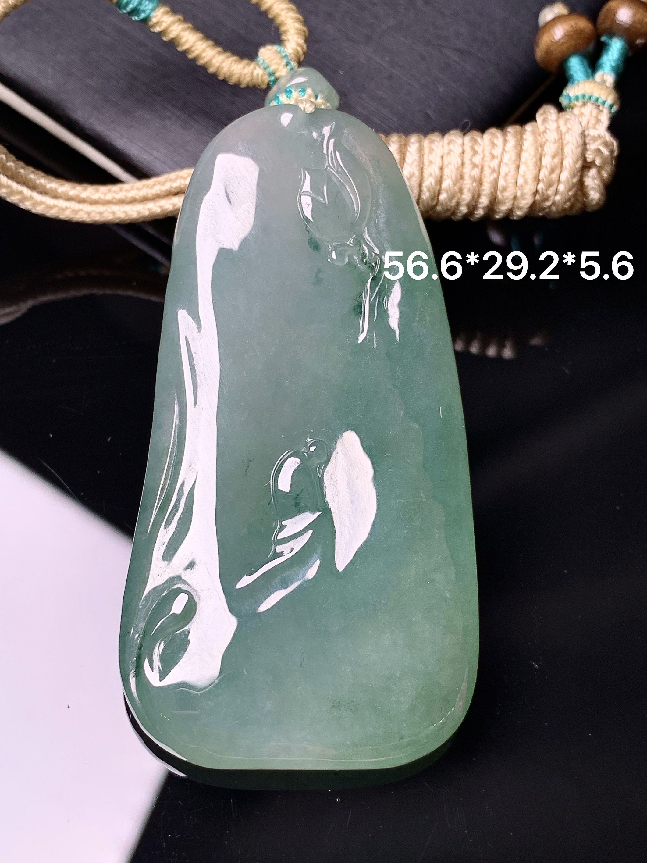 飘绿悟道吊坠 玉质细腻 色泽艳丽清新 水润亮眼 整体尺寸56.6*29.2*5.6