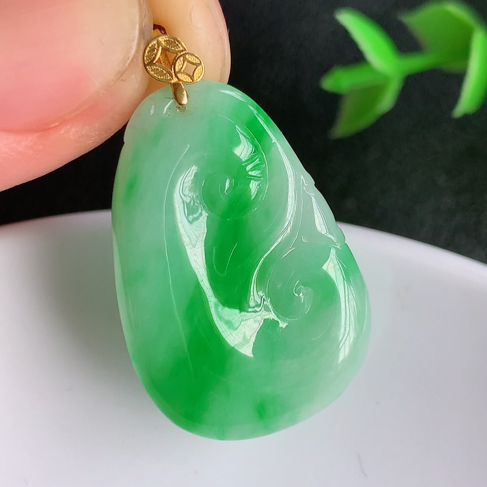18k金扣冰润飘阳绿吉祥如意翡翠吊坠  寓意“万事如意，吉祥如意,福寿绵长 心想事成”饱满大气，通透水润  W140.7  尺寸：27.5-19-3.5mm