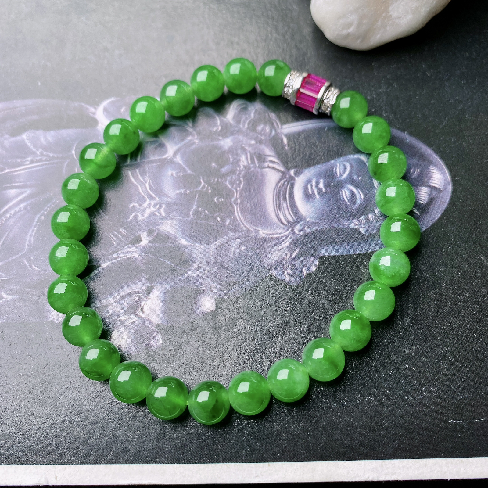 【冰种满绿圆珠手串】冰感十足，通透闪亮，颜色很艳丽，收藏品质，推荐入手。直径6.5之间