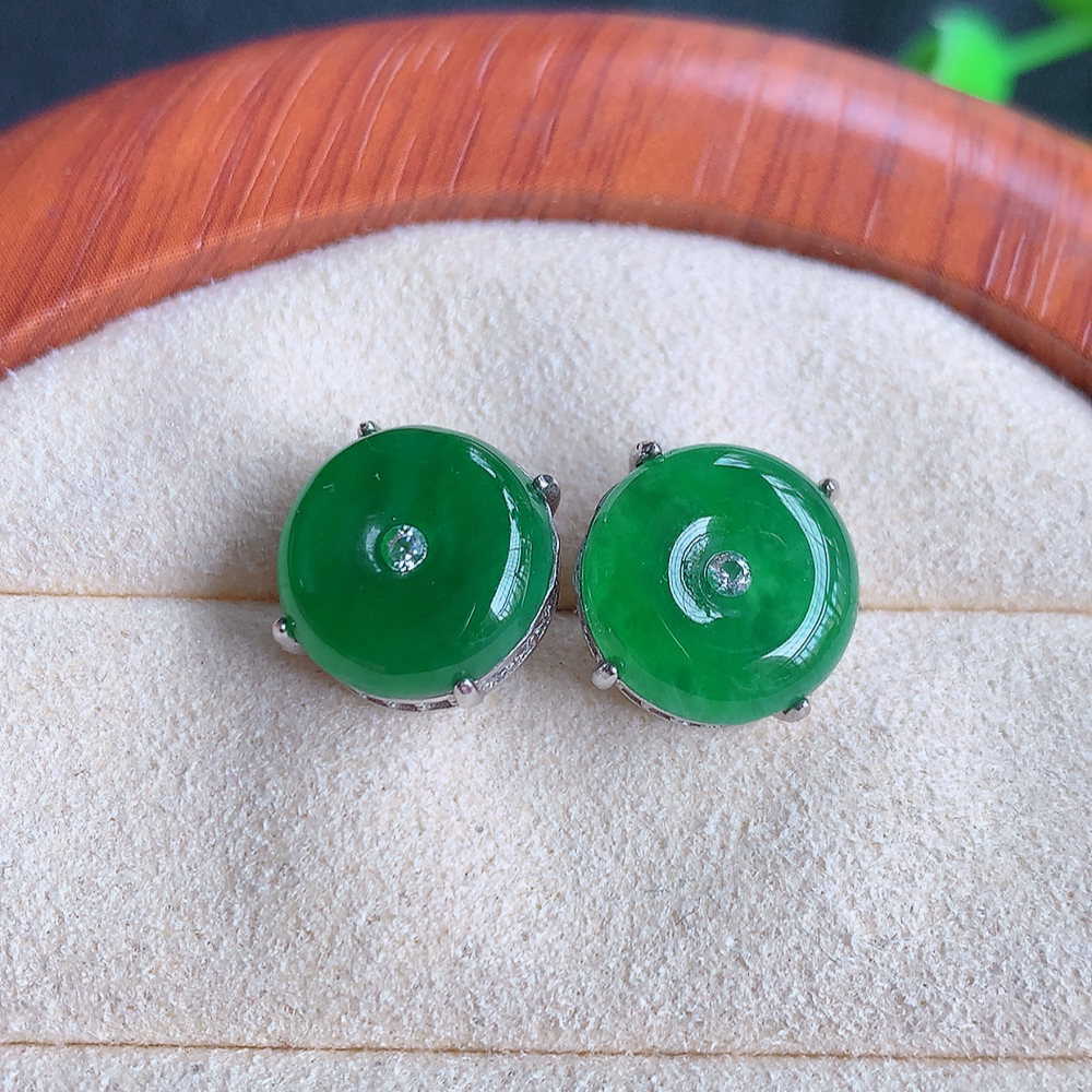 冰透满绿翡翠925银镶嵌耳钉，自然光实拍，翠色灵动，颜色漂亮，种老水足，品相佳，佩戴佳品！W481.7  取一尺寸：11.5-5.5mm  裸石尺寸：11.5mm