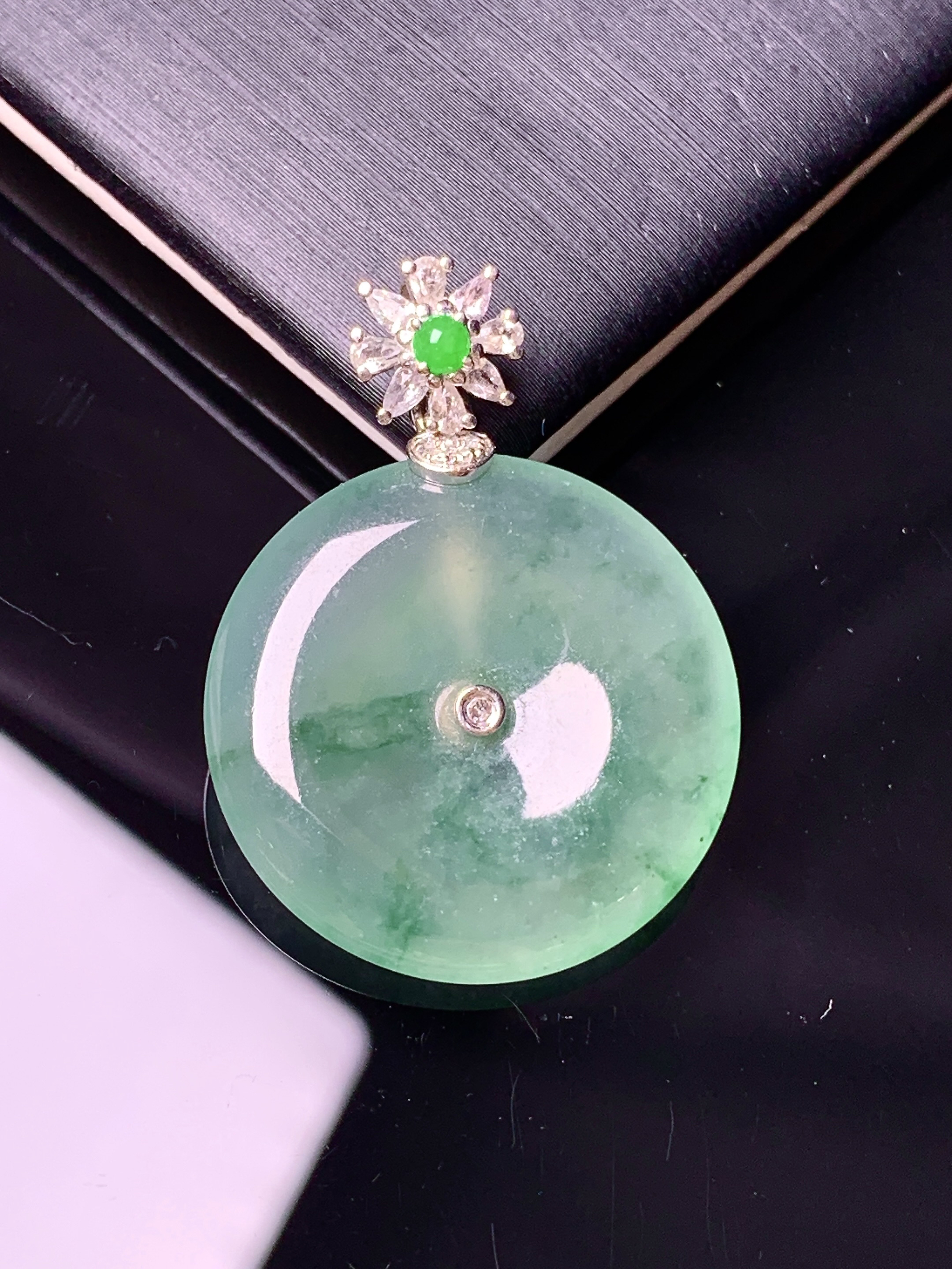 18k金钻镶嵌冰种飘绿平安扣吊坠 玉质细腻 色泽艳丽清新 水润亮眼 整体尺寸31.5*22.8*4.