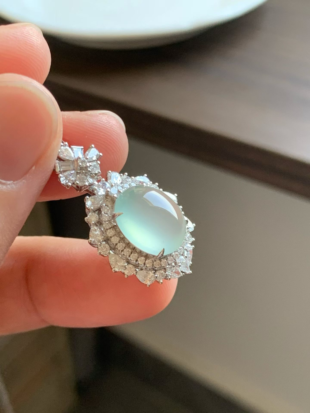 冰阳底蛋面吊坠
裸石11.8*10*5.5 整体尺寸27.6*17.5*10.2
18k金钻石镶嵌