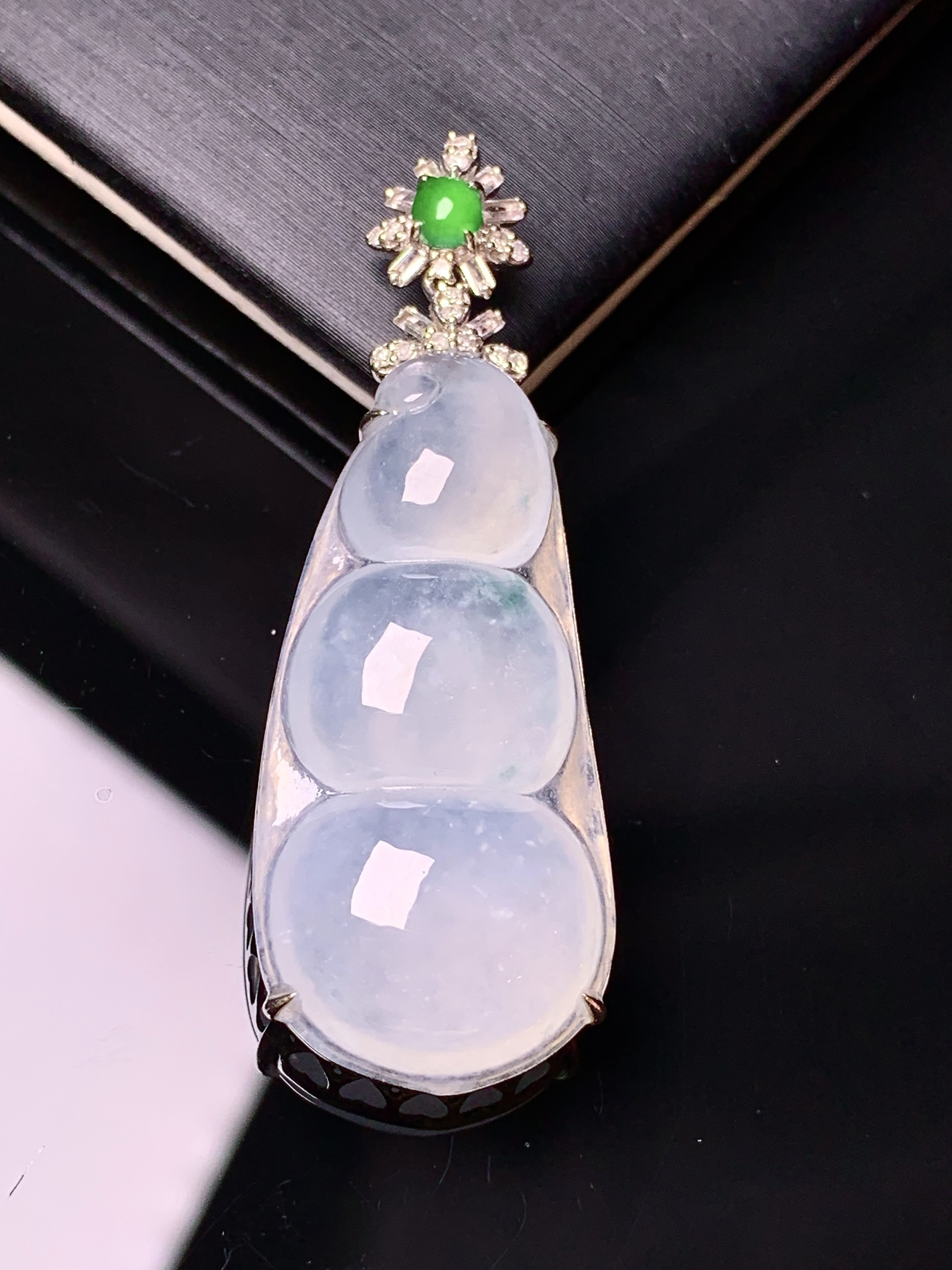 18k金钻镶嵌冰种四季豆吊坠 玉质细腻 色泽艳丽清新 水润亮眼 整体尺寸46*16.3*8.2