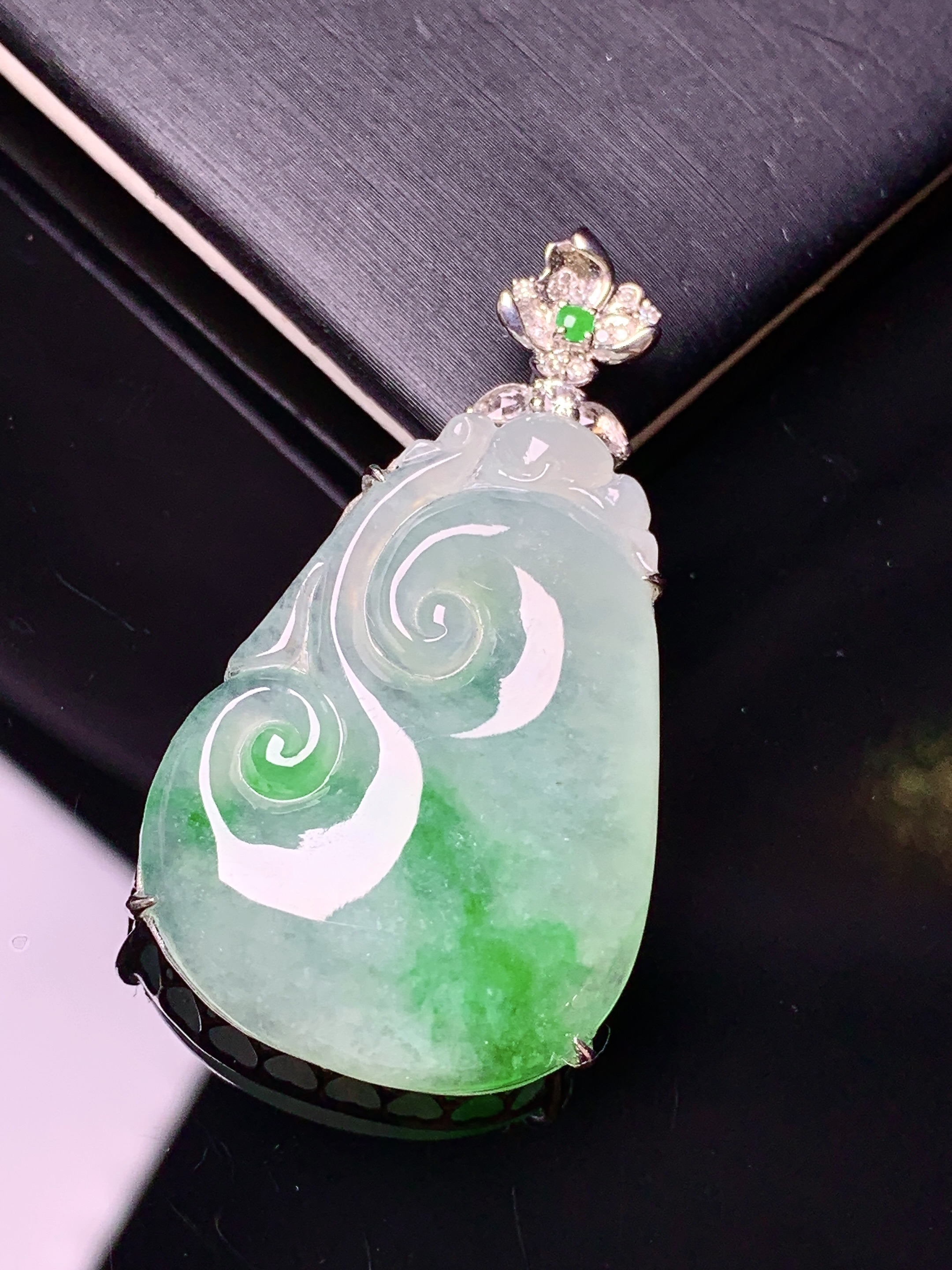 18k金钻镶嵌飘绿如意吊坠 玉质细腻 色泽艳丽清新 水润亮眼 整体尺寸40.8*22.5*6.5