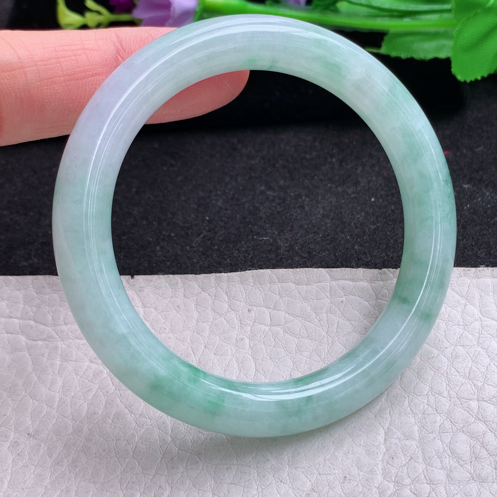 n小圈口52*8.8美人镯 天然缅甸翡翠A货胶感飘花秀气清新圆条玉手环