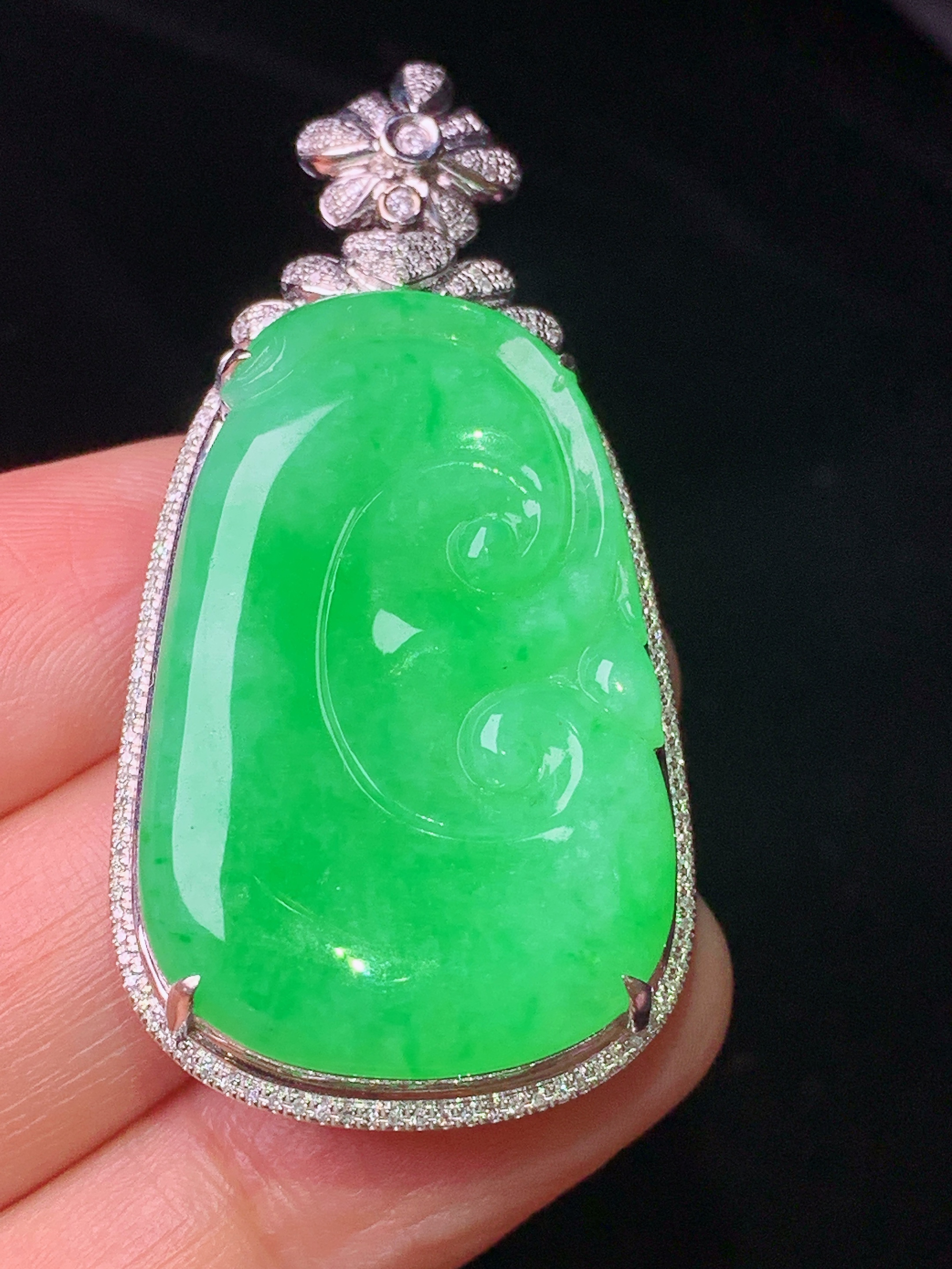 18k金钻镶嵌翠绿如意吊坠 玉质细腻 色泽艳丽清新 水润亮眼 整体尺寸49.2*24*9.2