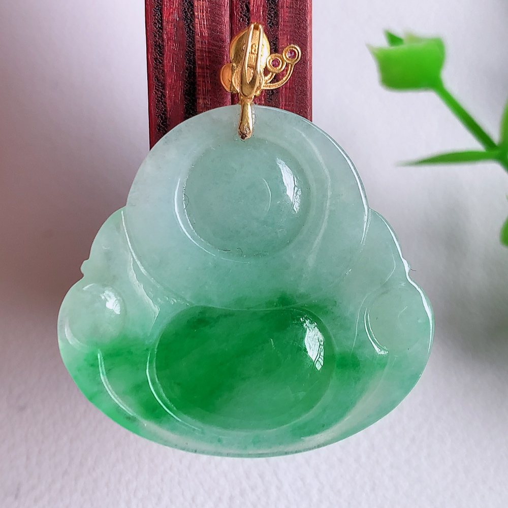 18k金扣冰润飘阳绿佛公挂件 玉质细腻  精雕弥勒佛，笑佛福耳垂肩，面相喜庆，开怀大笑，憨态可掬。惟妙惟肖，寓意福禄双全，吉祥美满，笑口常开 W49.7 整体尺寸：35-30.5-5.8mm   裸石尺寸：28.5-30.5-5.8mm