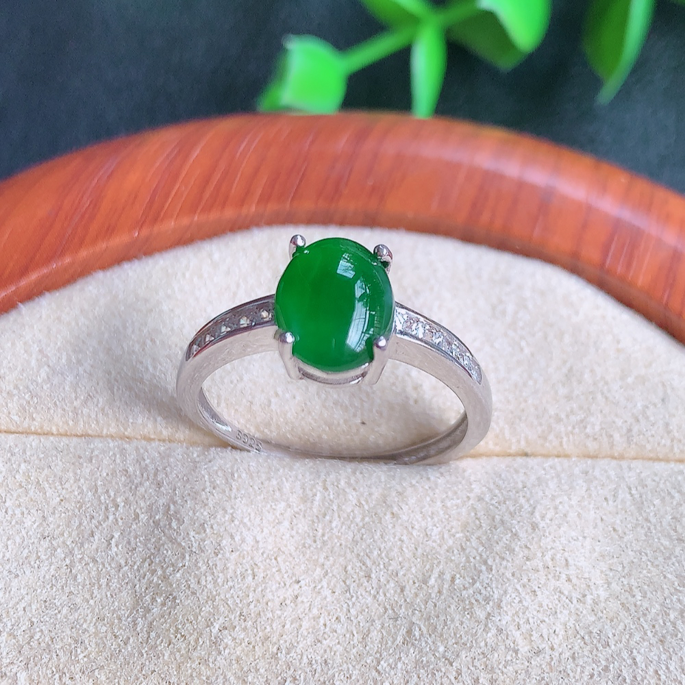 冰润满绿精美环形翡翠戒指  玉质细腻  冰清玉润  飘花灵动  颜色漂亮  W481.7 内径尺寸：18mm  裸石尺寸：9-7mm