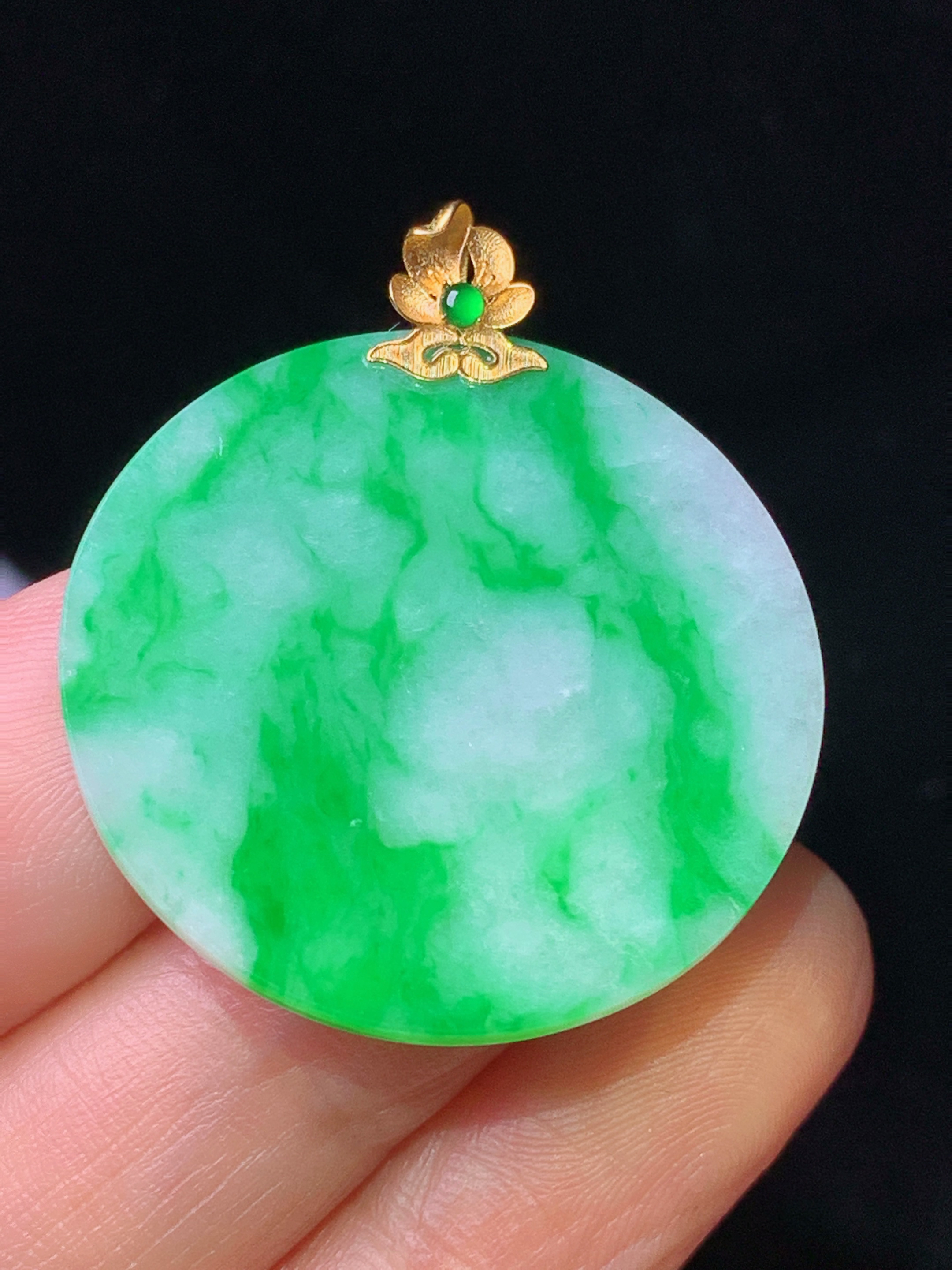 18k金镶嵌飘绿圆牌吊坠 玉质细腻 色泽艳丽清新 水润亮眼 整体尺寸34.2*29.6*2