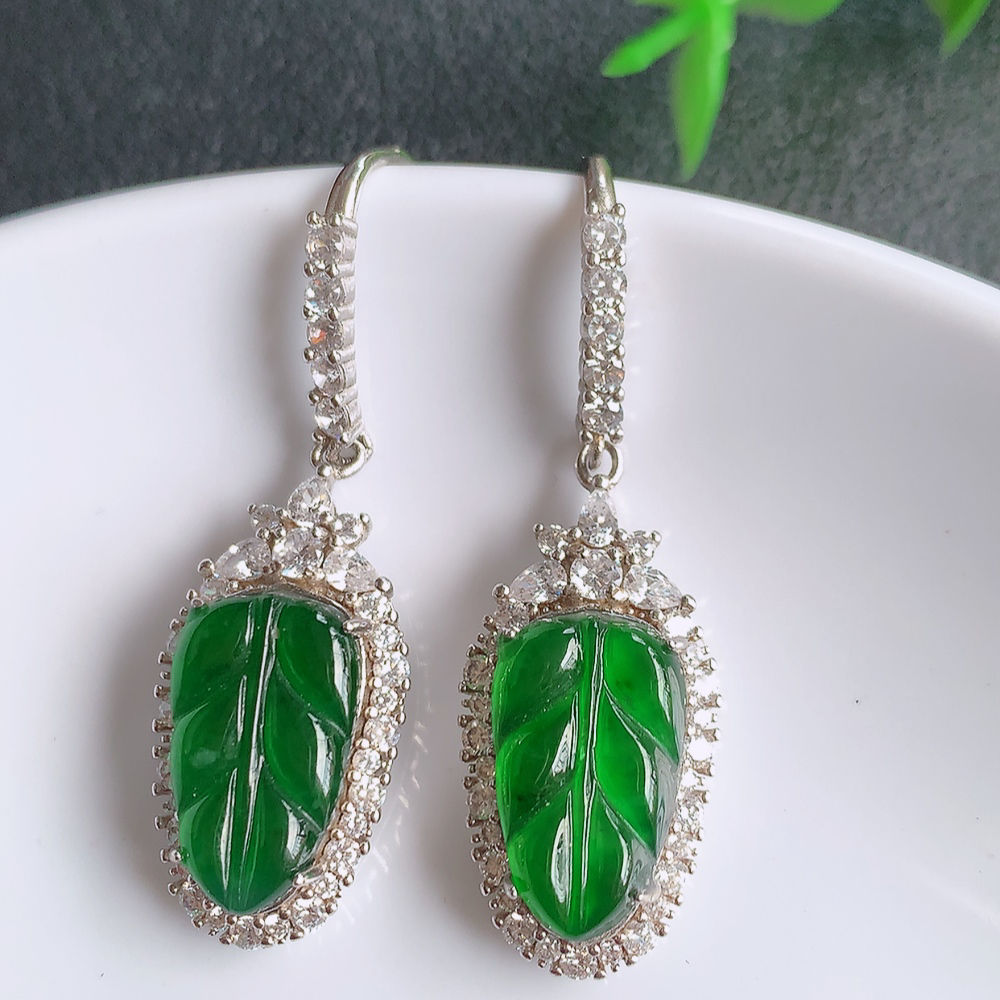 冰透满绿翡翠925银镶嵌金枝玉叶耳坠，自然光实拍，翠色灵动，颜色漂亮，种老水足，品相佳，佩戴佳品！W481.7 取一整体尺寸：40-12.5-6.2mm  裸石尺寸：14.6-9.2mm