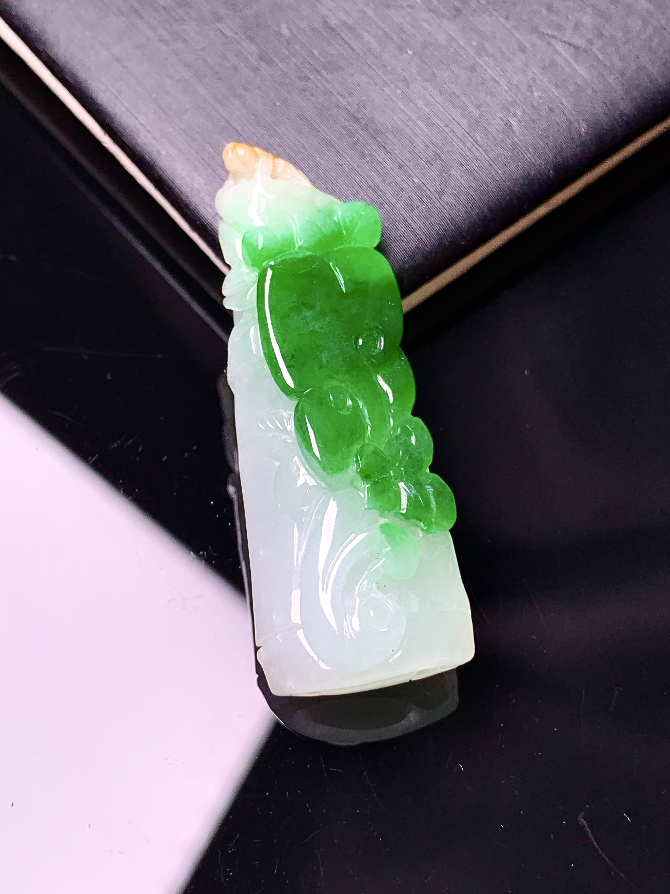 飘绿竹节吊坠 玉质细腻 色泽艳丽清新 水润亮眼 整体尺寸37.5*14*10