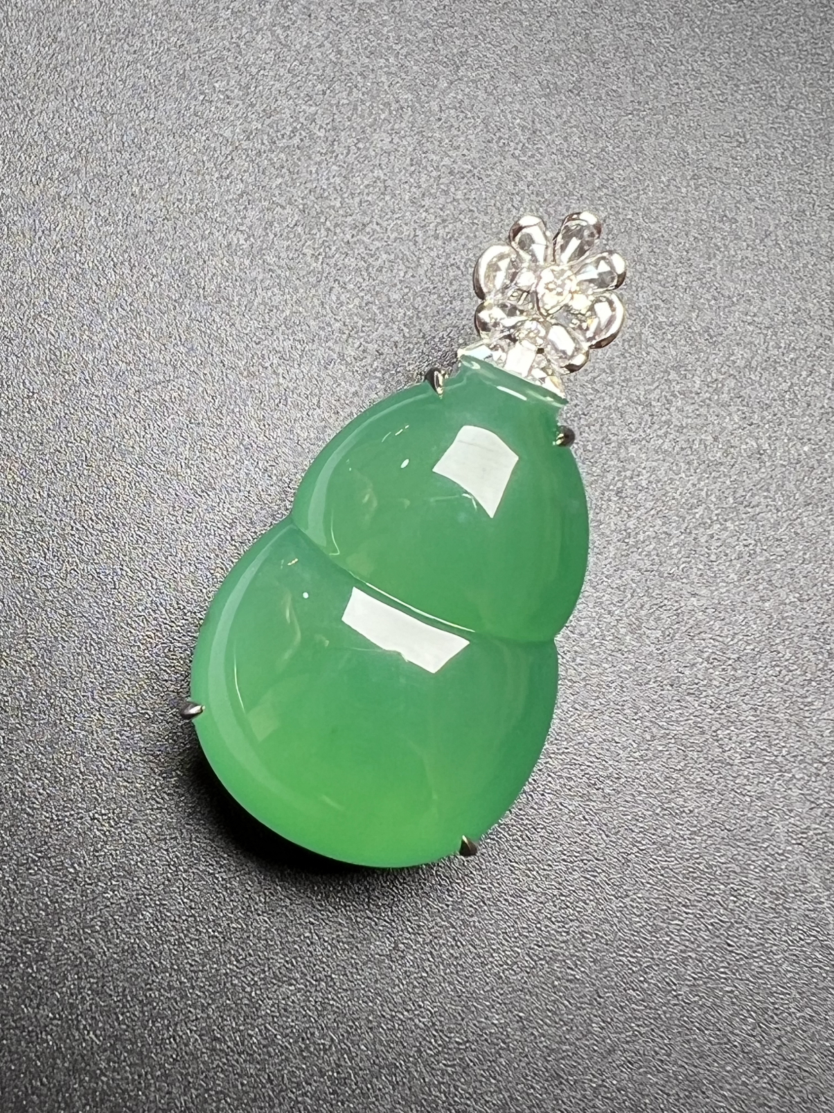 满色葫芦料子细，饱满大个，质量杠杠滴，整体尺寸38.3*19.5*12.9 裸石尺寸28.5*19.5*8.2