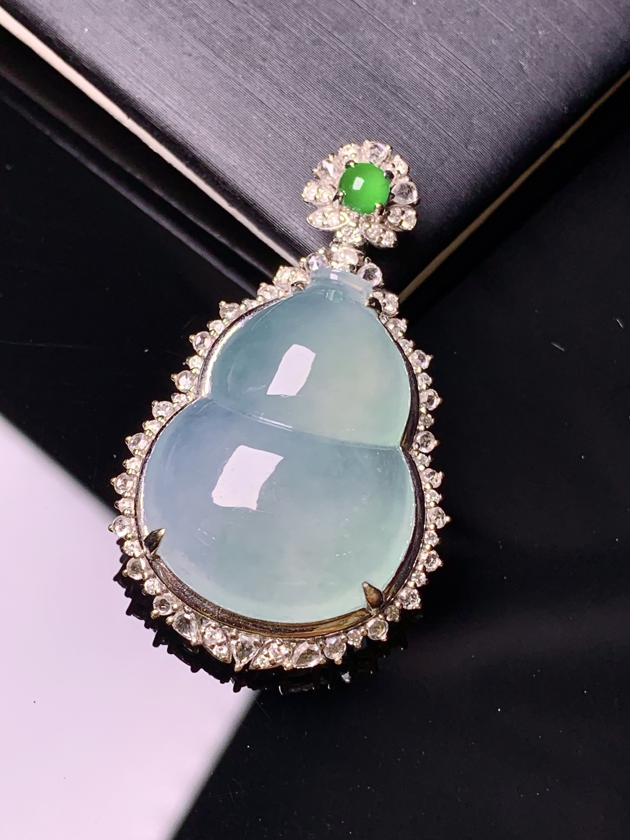 18k金钻镶嵌冰种葫芦吊坠 玉质细腻 色泽艳丽清新 水润亮眼 整体尺寸38*23.3*11.3