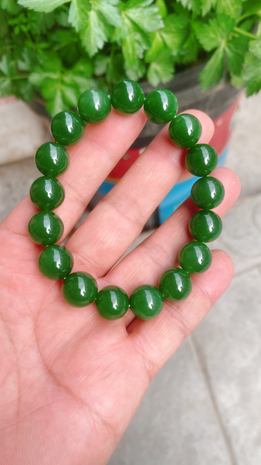 精品手串和田玉阳绿俄罗斯碧手串。单颗尺寸12重45.2克 玉质细腻油润底色纯净脂粉好品质好