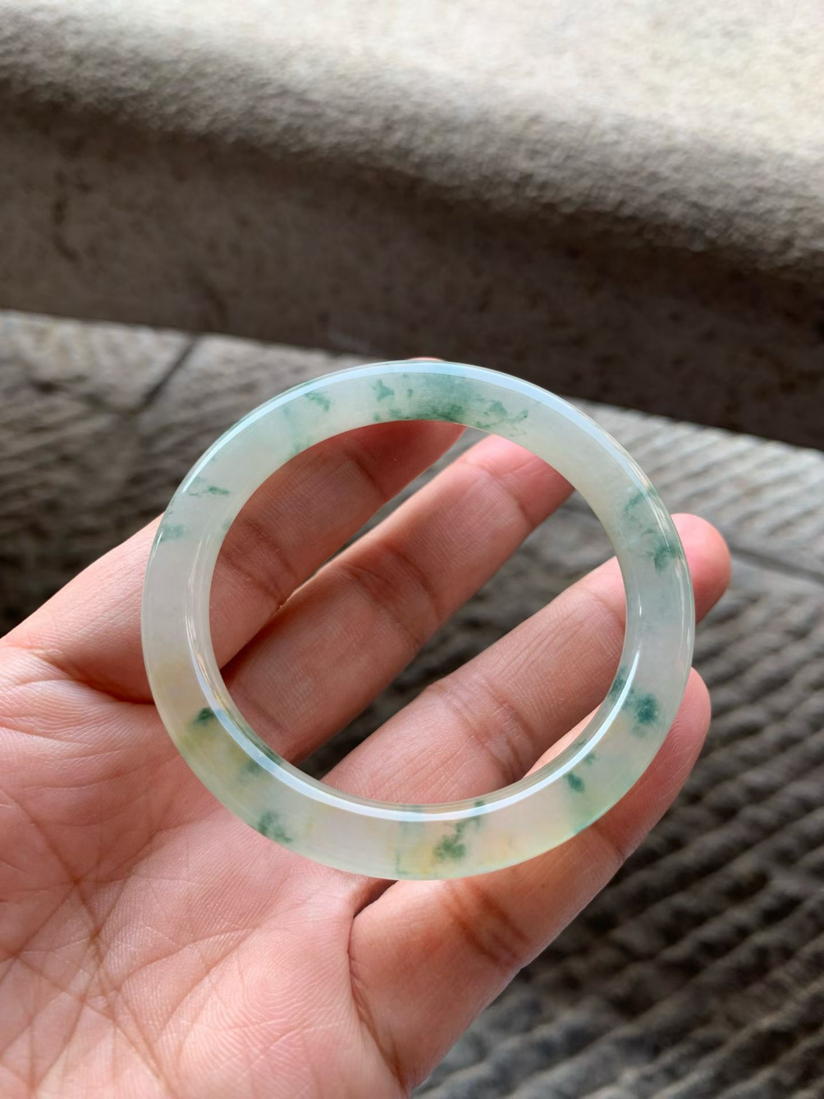 冰黄翡飘花圆条手镯
尺寸50*7*7.8 整体通体冰透，底子纯净细腻，水足充盈，胶润无比，花色灵气