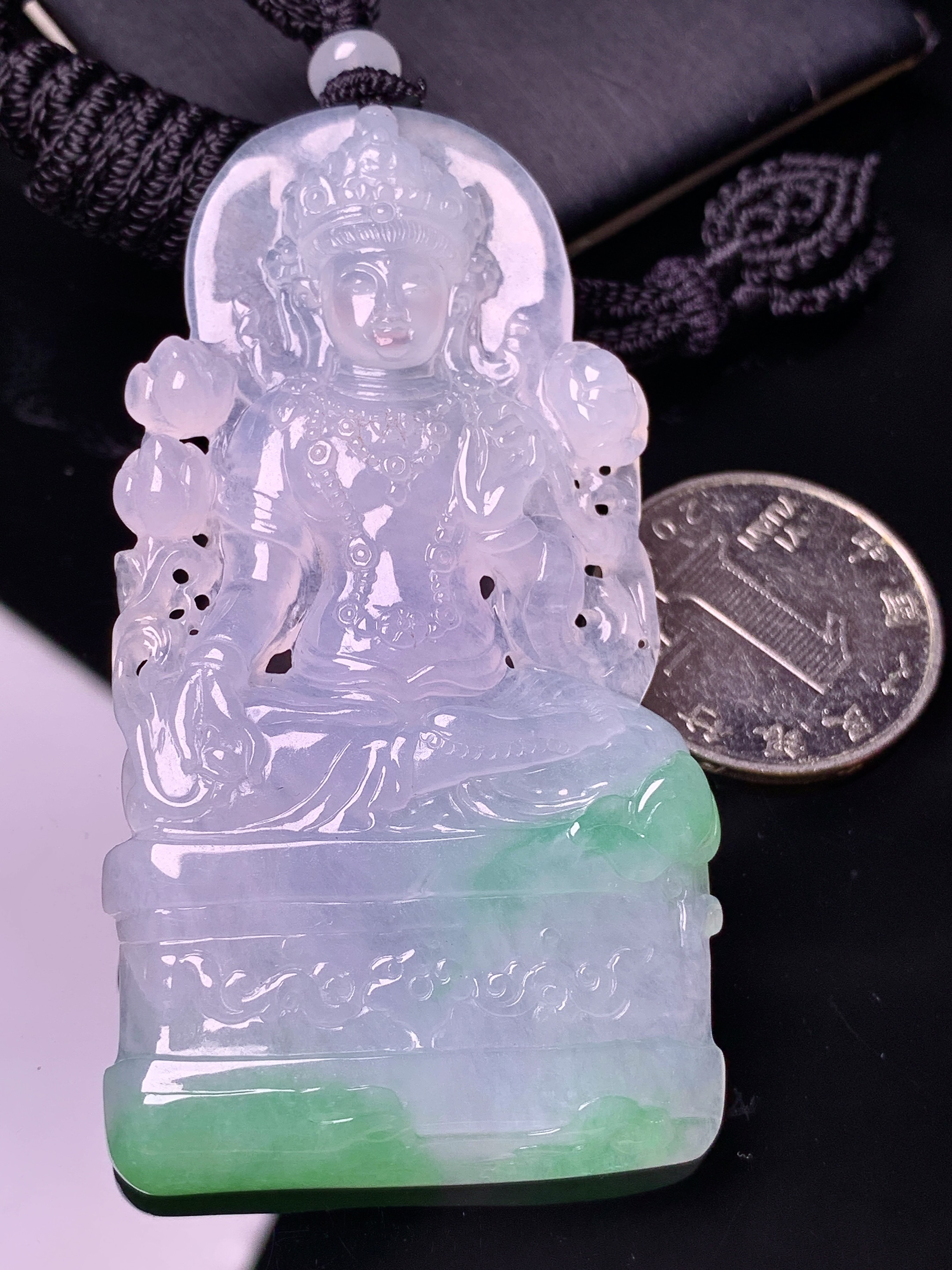 飘绿度母观音吊坠 玉质细腻 色泽艳丽清新 水润亮眼 整体尺寸71.2*36.8*7