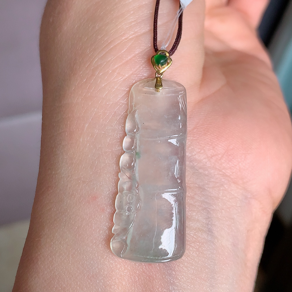 18k金扣高冰竹节翡翠吊坠，寓意“节节高升，官运亨通，前程似锦”竹节比喻美好品德，君子比德于玉，清秀高雅  W49.7  尺寸：37-15.2-3.8mm