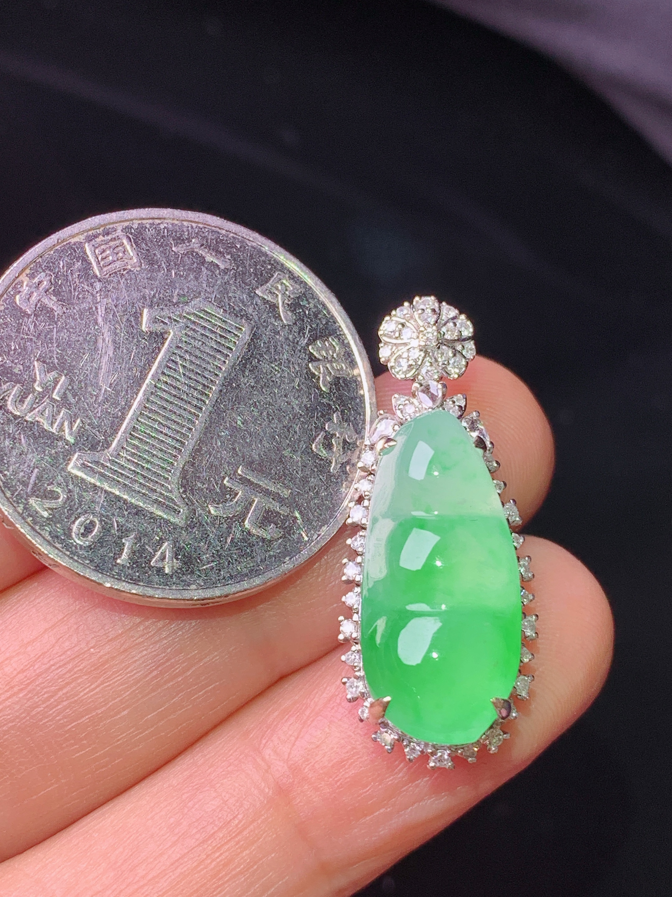 18k金钻镶嵌翠绿四季豆吊坠 玉质细腻 色泽艳丽清新 水润亮眼 整体尺寸28*11.5*9