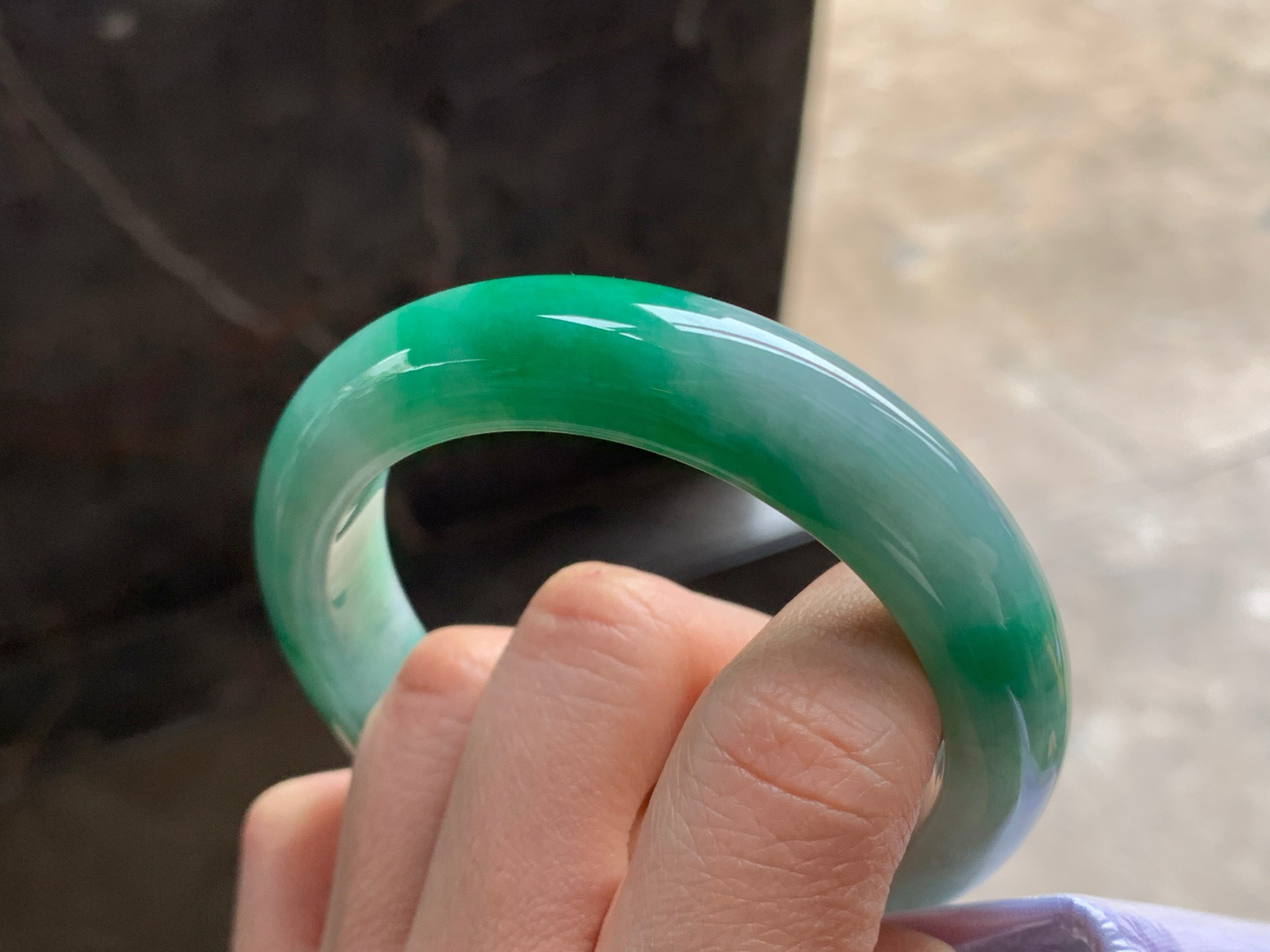 53.5-12.4-9

浓绿色手镯^_^颜色鲜艳 玉质温润