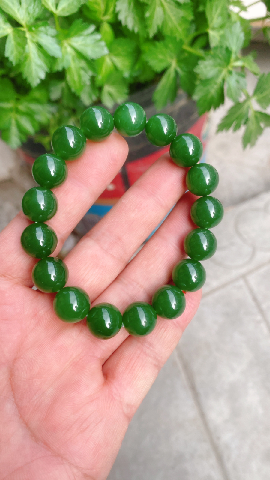 精品手串和田玉阳绿俄罗斯碧手串。单颗尺寸12重45.2克 玉质细腻油润底色纯净脂粉好品质好