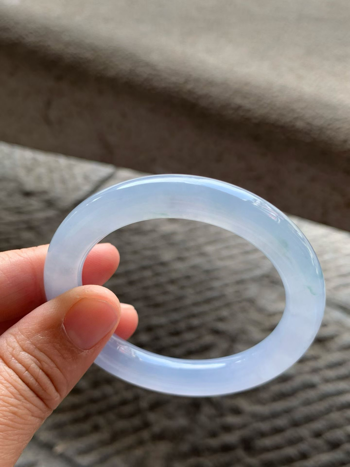 冰种紫罗兰飘花圆条手镯
尺寸51.5*9.8*9  整体冰透莹润质感，底子纯净细腻，胶胶润润的，水足充盈，光感清亮灵动，色泽均匀柔和，上手清透素雅，微细纹！