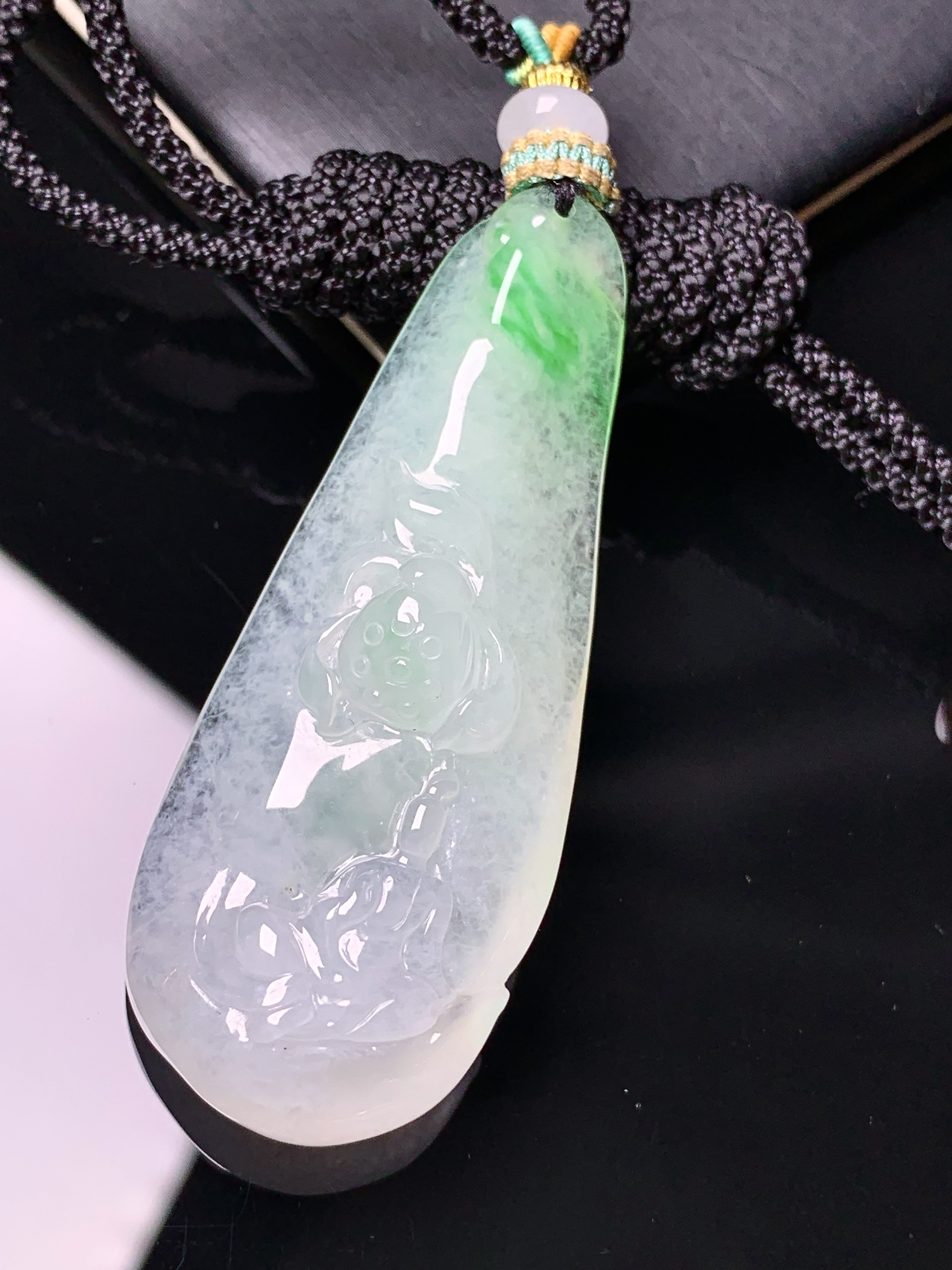 飘绿莲蓬无相观音吊坠 玉质细腻 色泽艳丽清新 水润亮眼 整体尺寸53*21*9.8