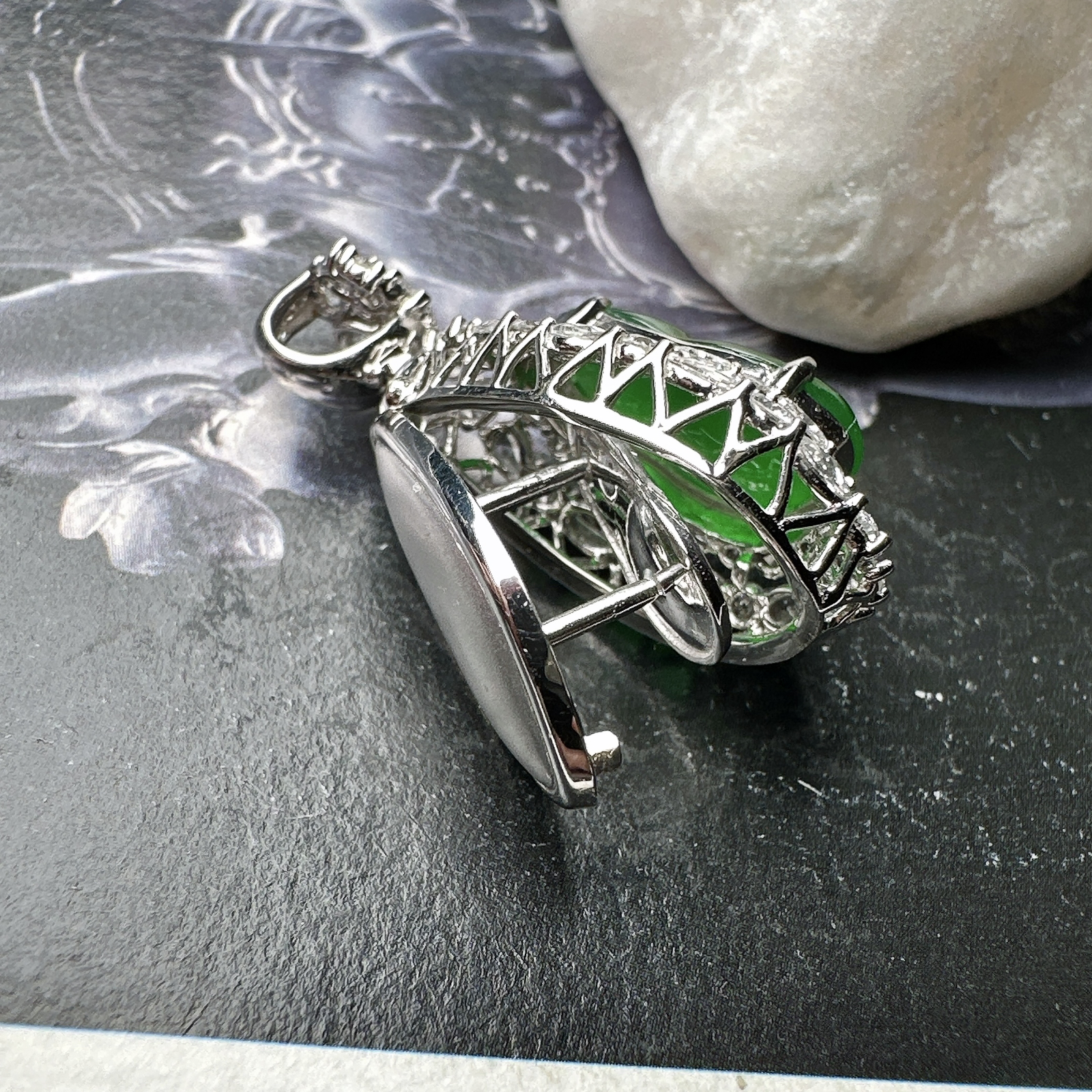 【冰种满绿葫芦吊坠】质地细腻，冰润起光，胶感强烈，冰感明显，18K金钻精美镶嵌，裸石尺寸14*8*3.8毫米