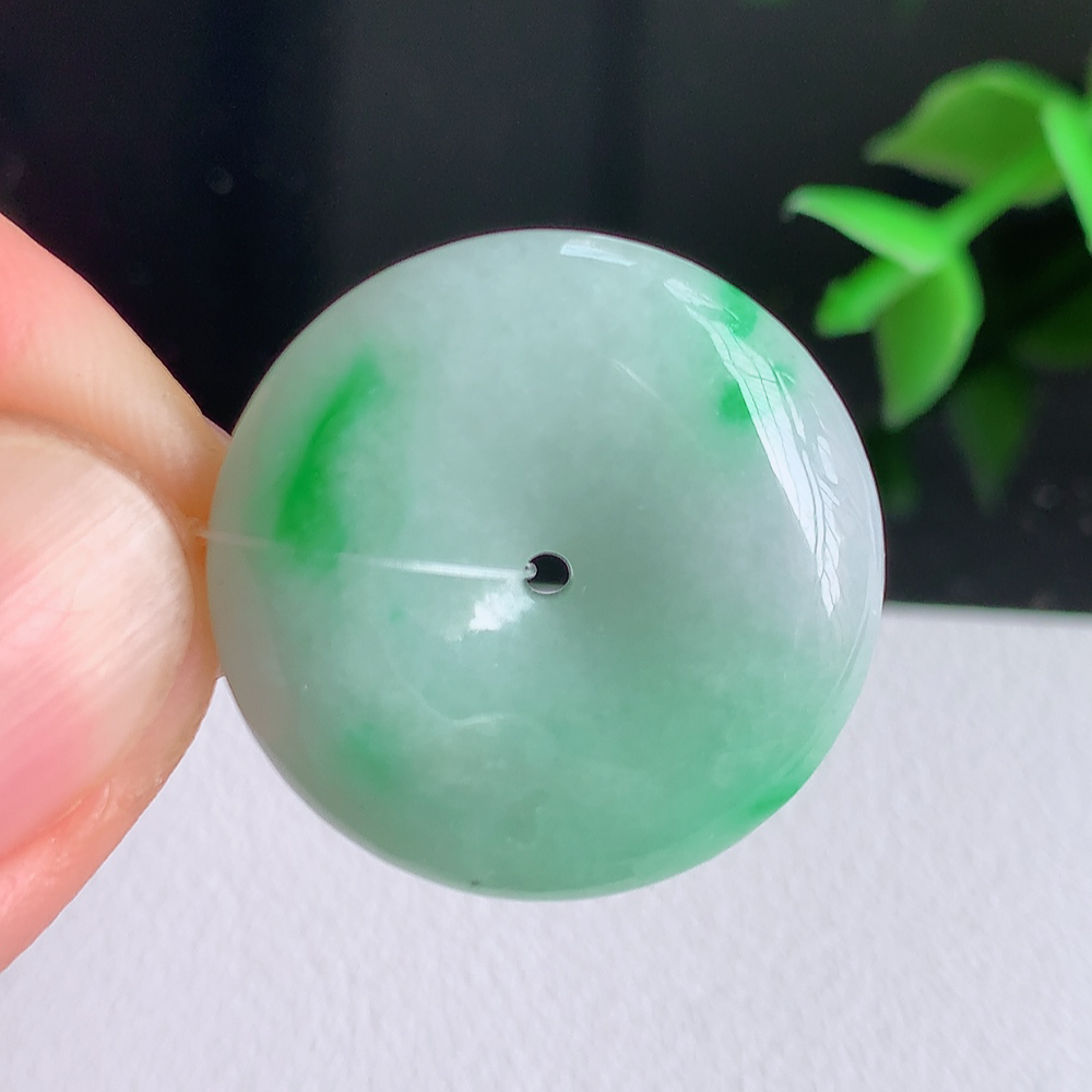 冰润飘绿平安扣吊坠，厚装饱满，冰润剔透，细腻水足，种质润泽，飘花灵动，佩戴优雅大气，W49.7   