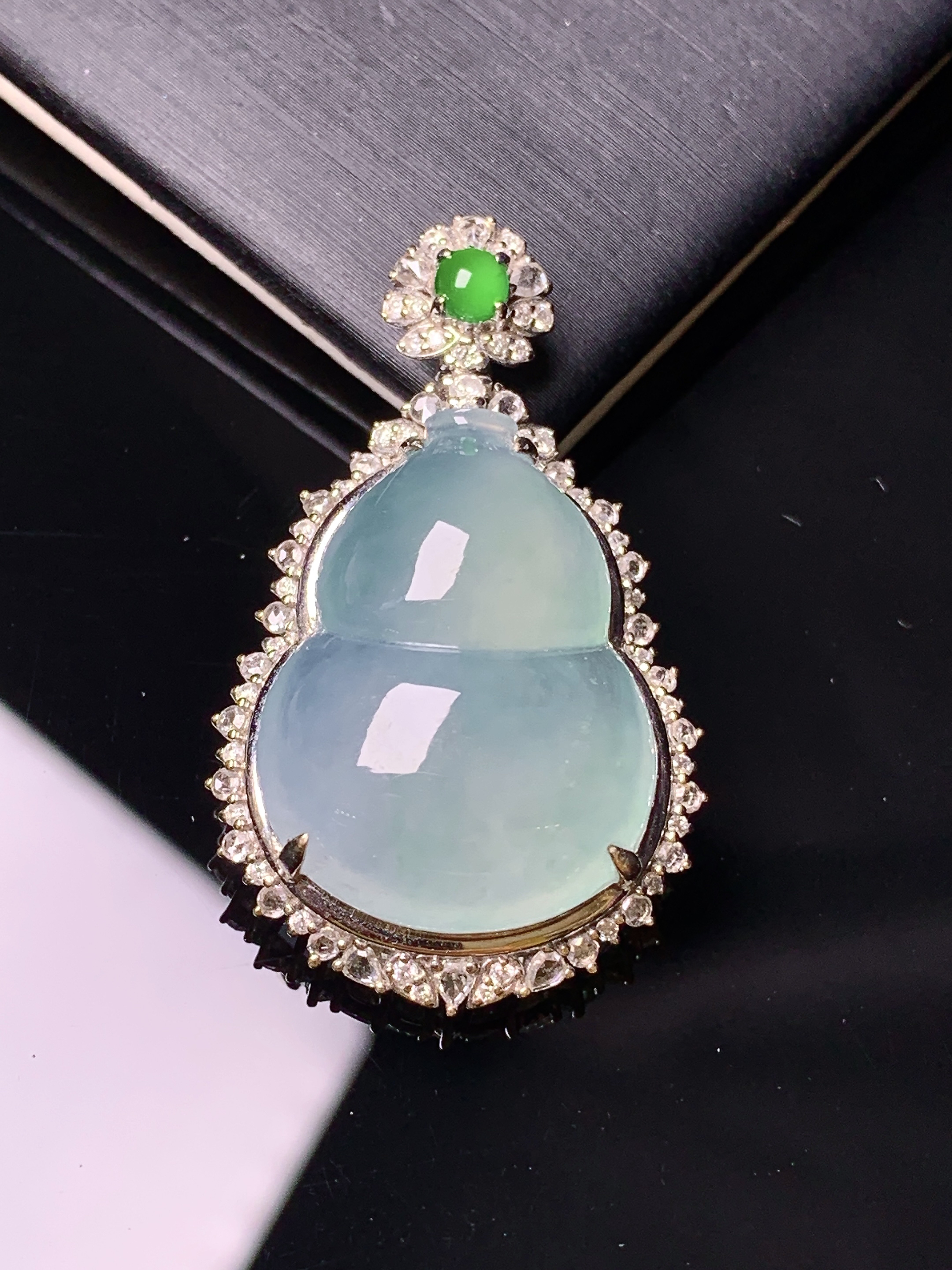 18k金钻镶嵌冰种葫芦吊坠 玉质细腻 色泽艳丽清新 水润亮眼 整体尺寸38*23.3*11.3