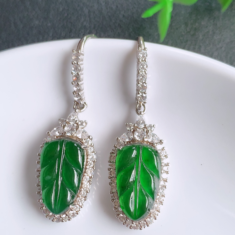 冰透满绿翡翠925银镶嵌金枝玉叶耳坠，自然光实拍，翠色灵动，颜色漂亮，种老水足，品相佳，佩戴佳品！W481.7 取一整体尺寸：40-12.5-6.2mm  裸石尺寸：14.6-9.2mm