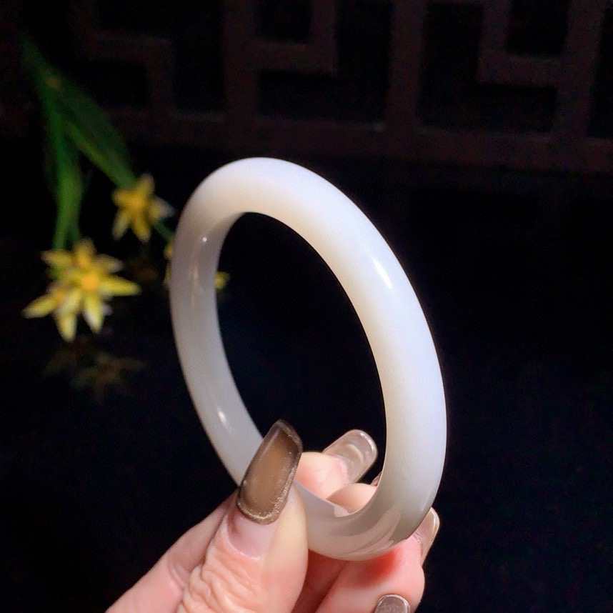 和田玉56.5圈口羊脂白手镯！圈口56.5宽8.5玉质细腻油润 底色纯净 无裂无杂 脂粉好，品质好！