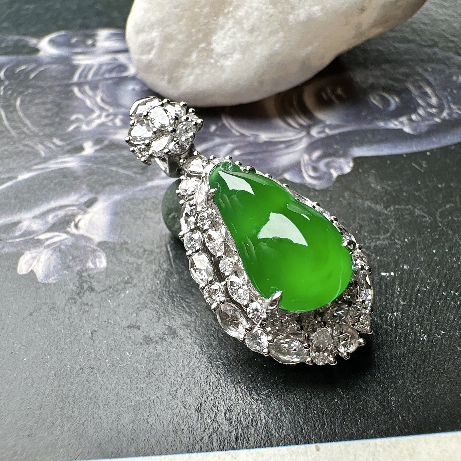 【冰种满绿葫芦吊坠】质地细腻，冰润起光，胶感强烈，冰感明显，18K金钻精美镶嵌，裸石尺寸14*8*3.8毫米