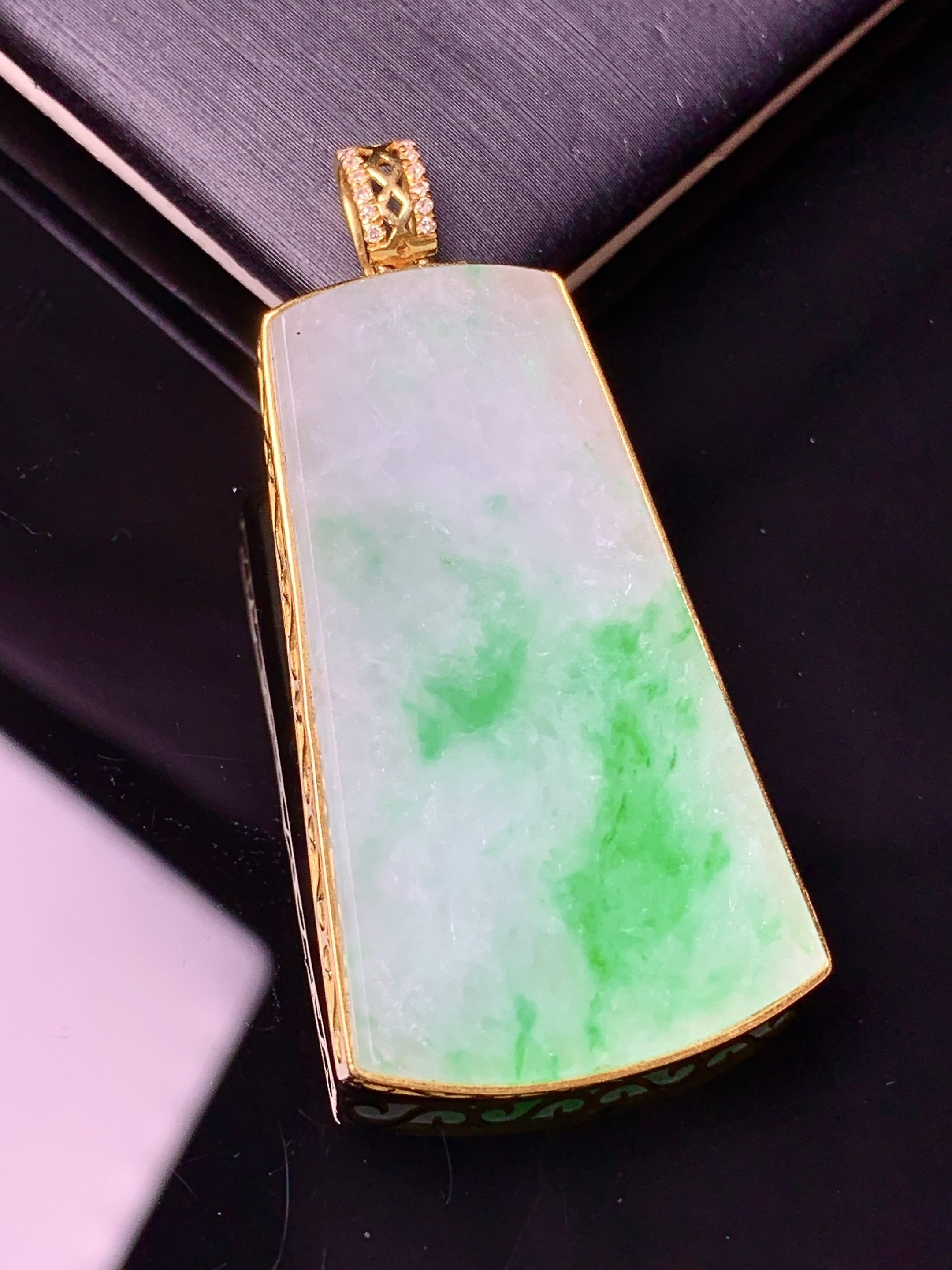18k金钻镶嵌飘绿无事牌吊坠 玉质细腻 色泽艳丽清新 水润亮眼 整体尺寸44.2*21.8*3.6