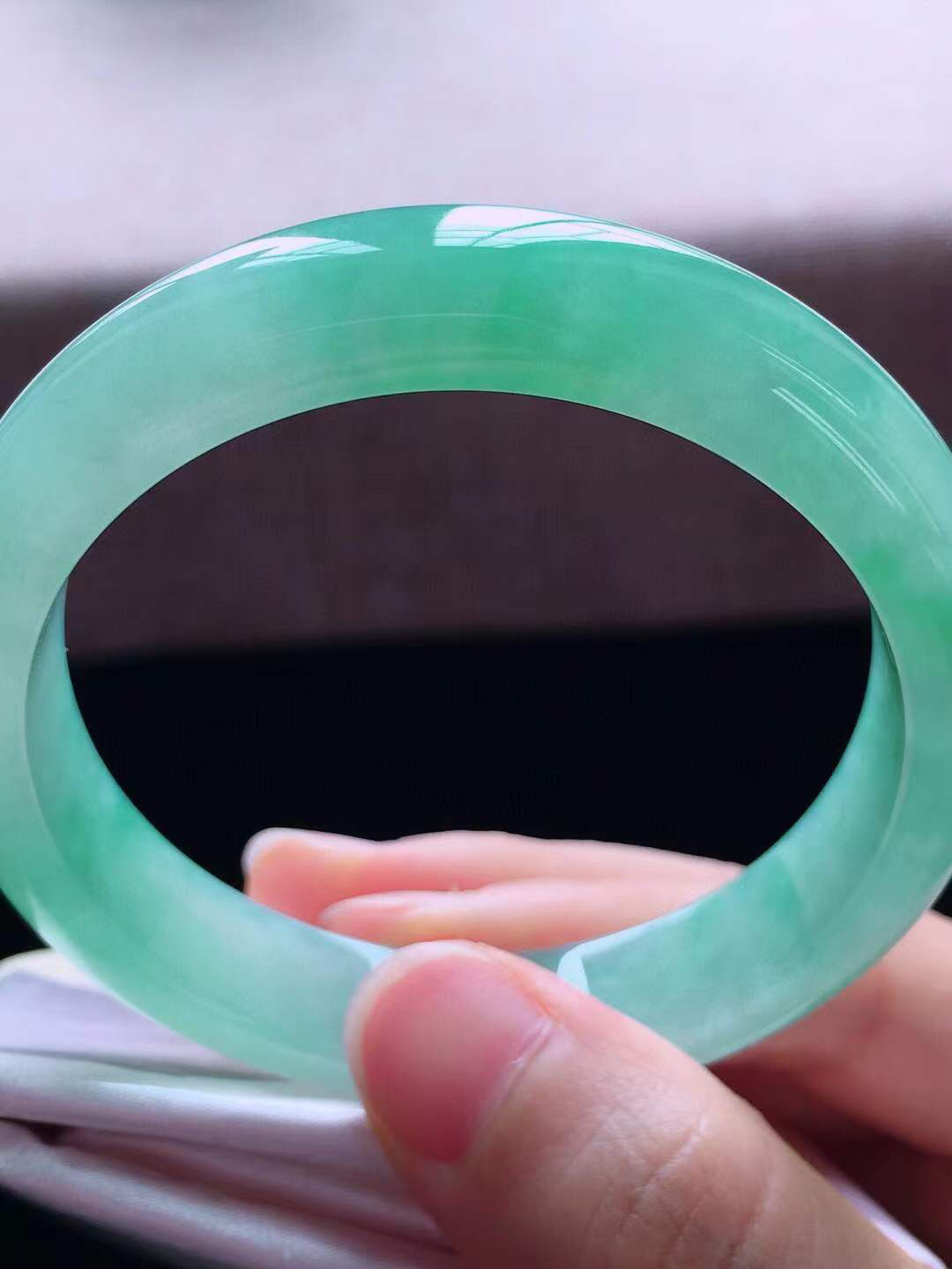 【翡翠名称】老种冰飘绿53.5正圈口手镯
【翡翠尺寸】53.5*12*7.5mm适合52.5-55正