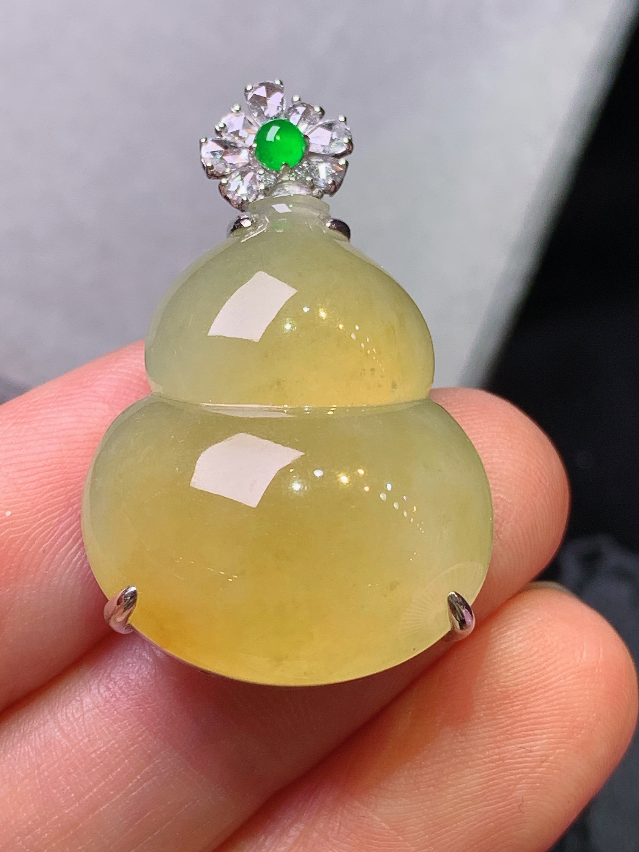 18k金钻镶嵌黄翡葫芦吊坠 玉质细腻 色泽艳丽清新 水润亮眼 整体尺寸33.2*21*18.2