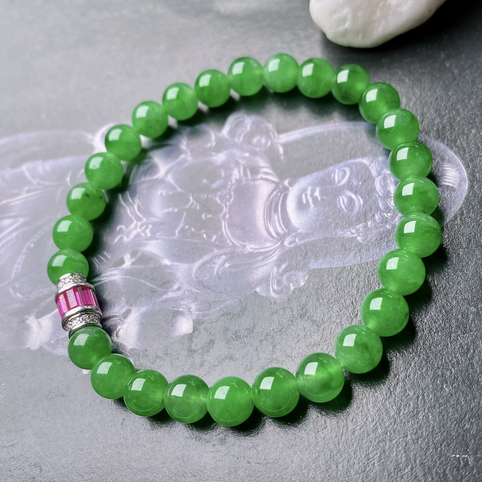 【冰种满绿圆珠手串】冰感十足，通透闪亮，颜色很艳丽，收藏品质，推荐入手。直径6.5之间