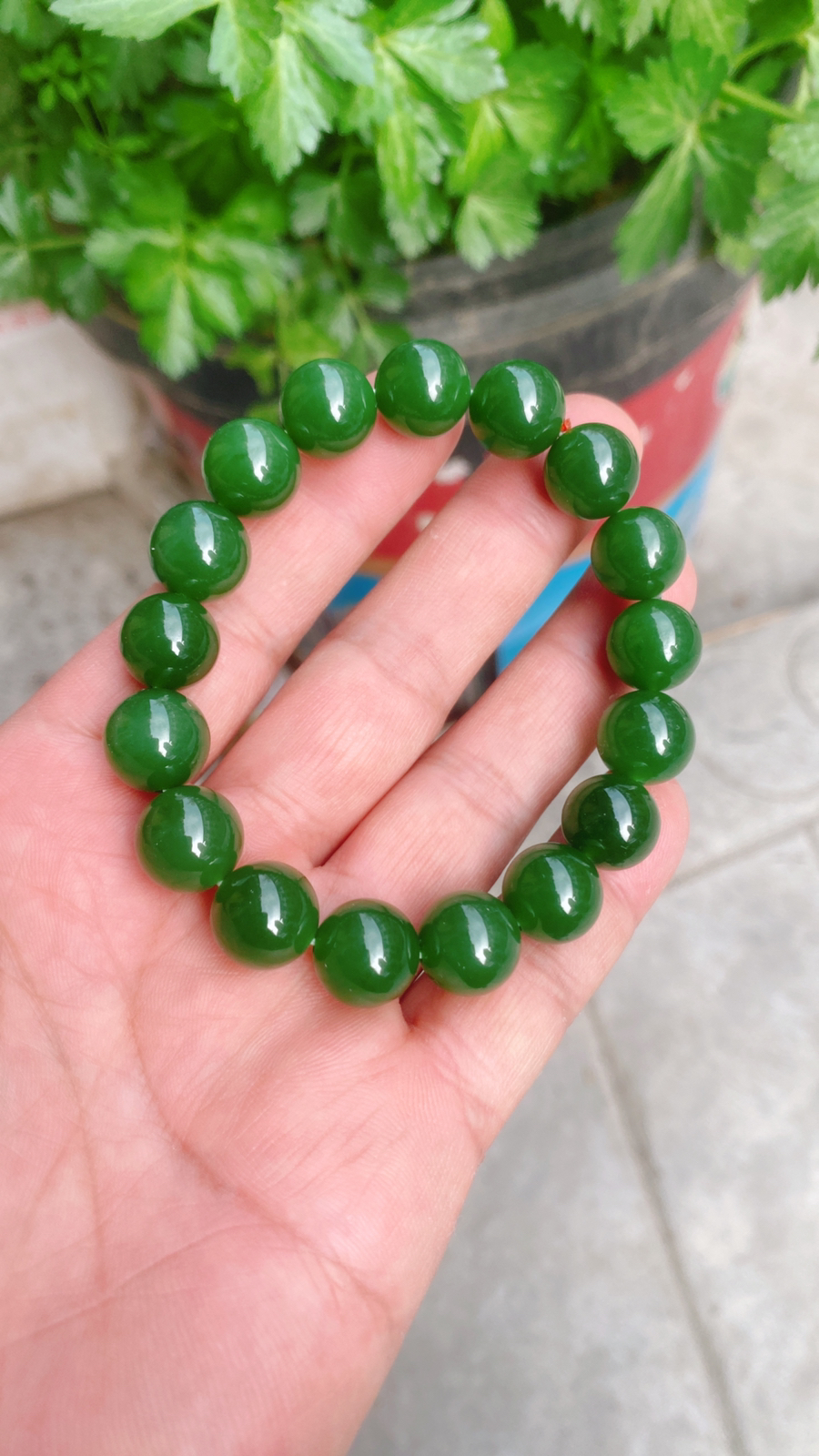 精品手串和田玉阳绿俄罗斯碧手串。单颗尺寸12重45.2克 玉质细腻油润底色纯净脂粉好品质好