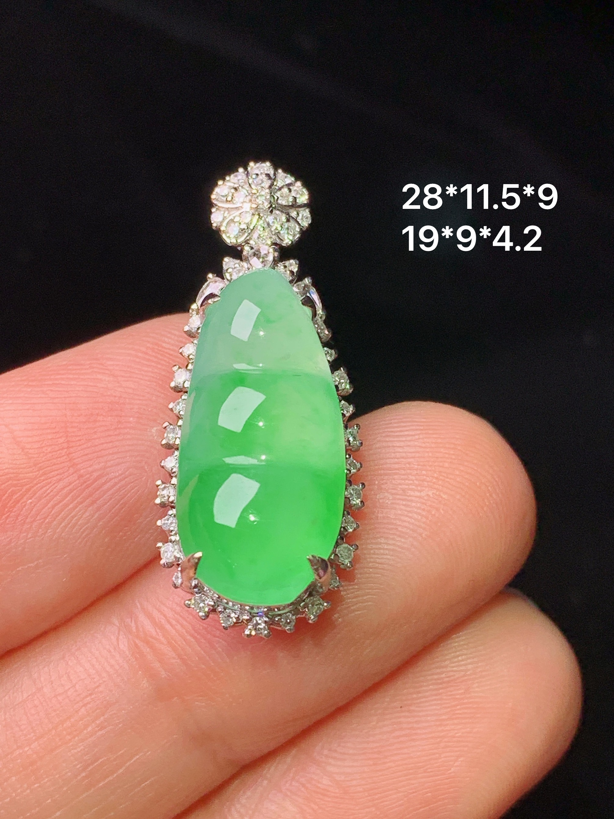 18k金钻镶嵌翠绿四季豆吊坠 玉质细腻 色泽艳丽清新 水润亮眼 整体尺寸28*11.5*9