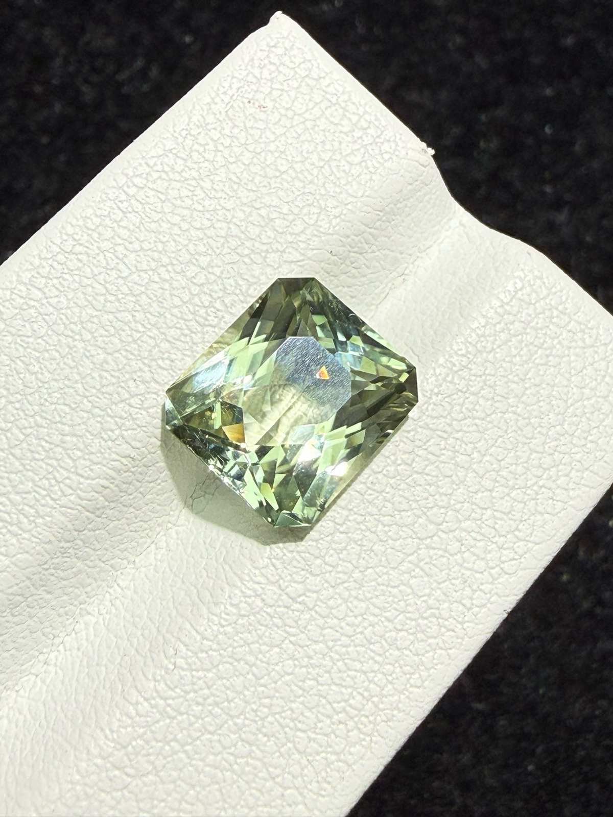 4.88ct天然碧玺裸石，尺寸10.7*9.5*6.1 毫米，晶体通透，颜色美艳