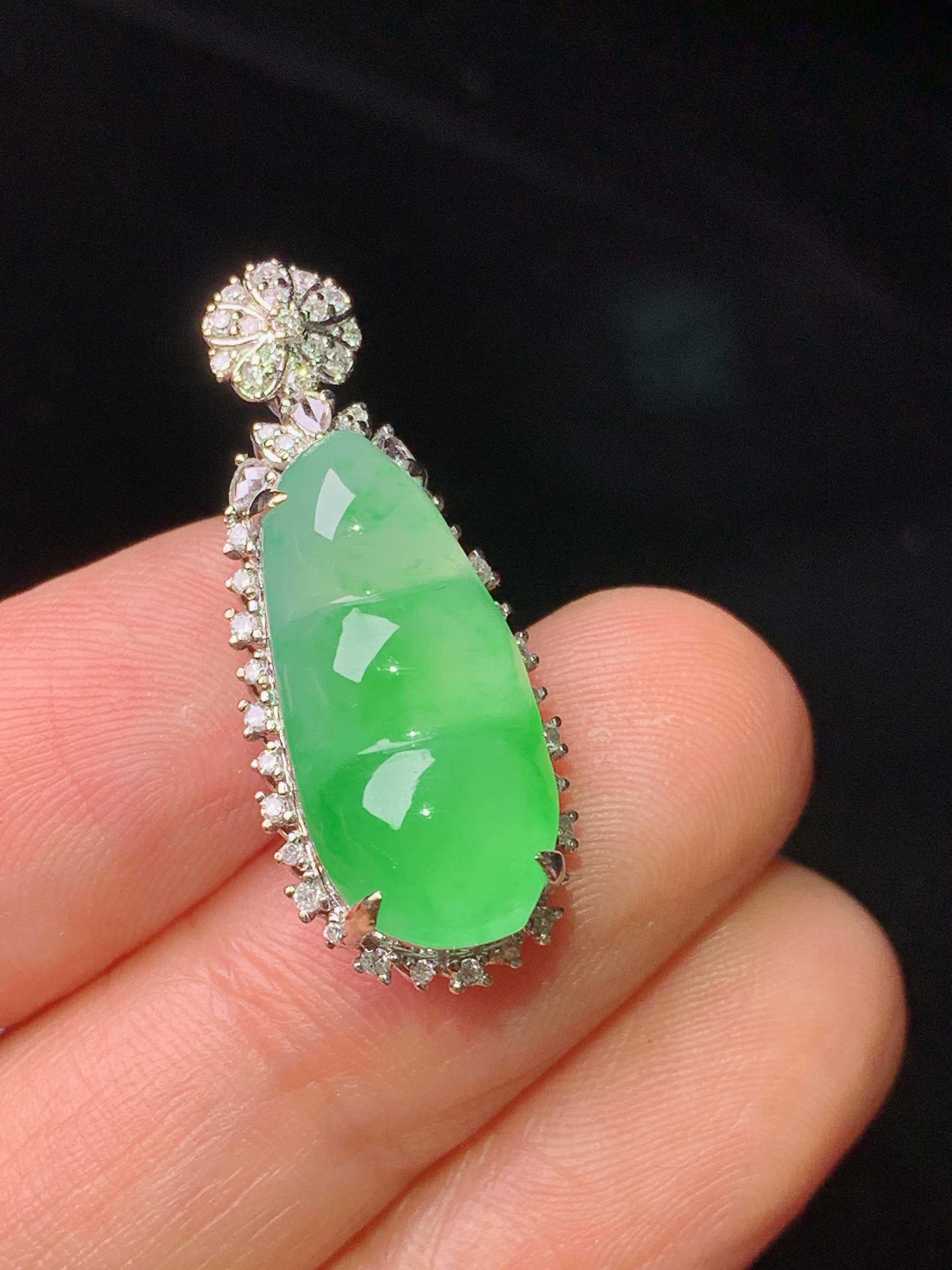 18k金钻镶嵌翠绿四季豆吊坠 玉质细腻 色泽艳丽清新 水润亮眼 整体尺寸28*11.5*9