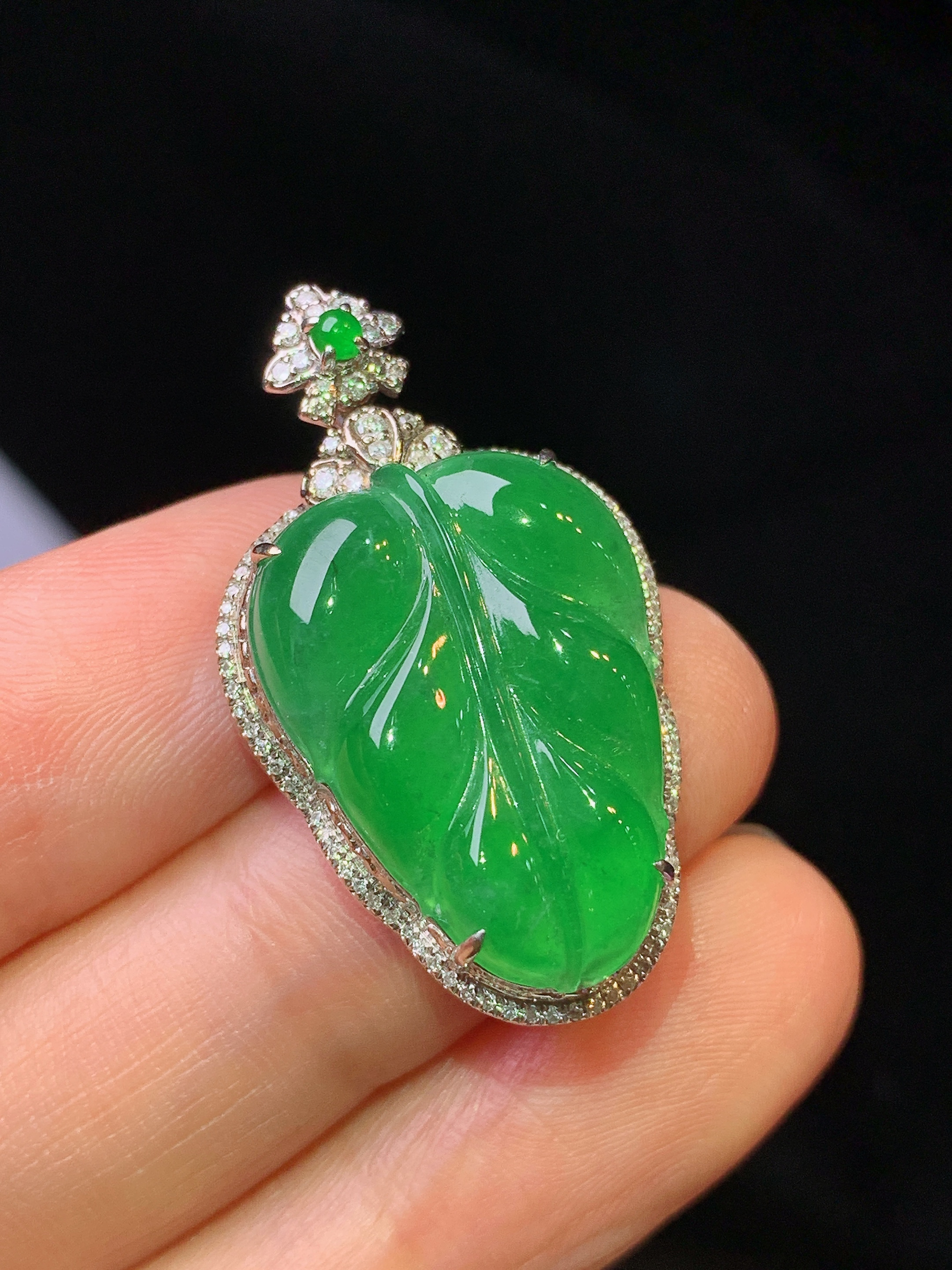 18k金钻镶嵌满绿树叶吊坠 玉质细腻 色泽艳丽清新 水润亮眼 整体尺寸32*18.2*7.3