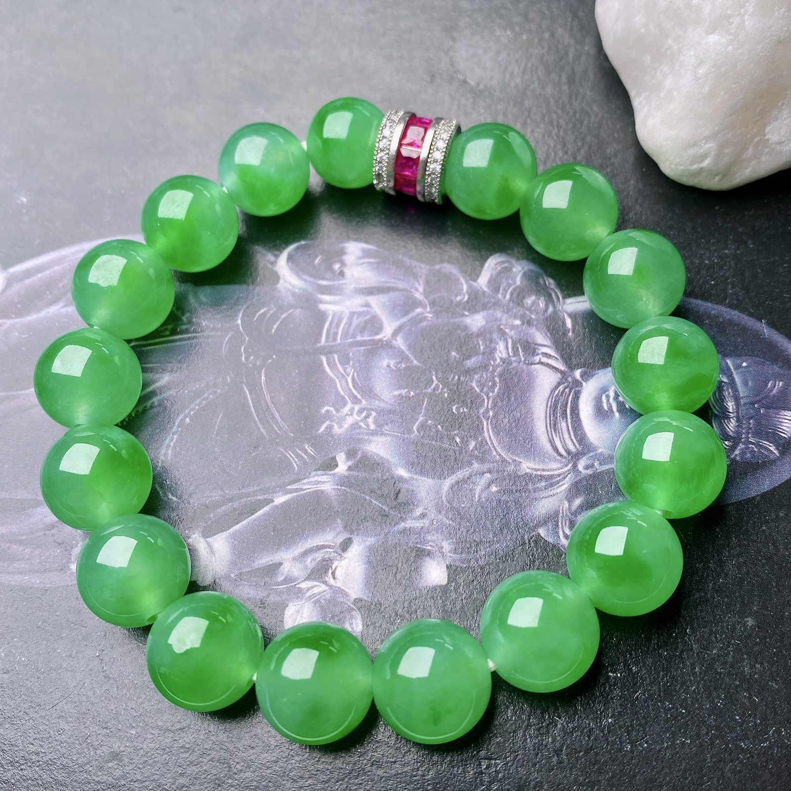【冰种满绿圆珠手串】冰感十足，通透闪亮，颜色很艳丽，收藏品质，推荐入手。直径11.2-12之间
