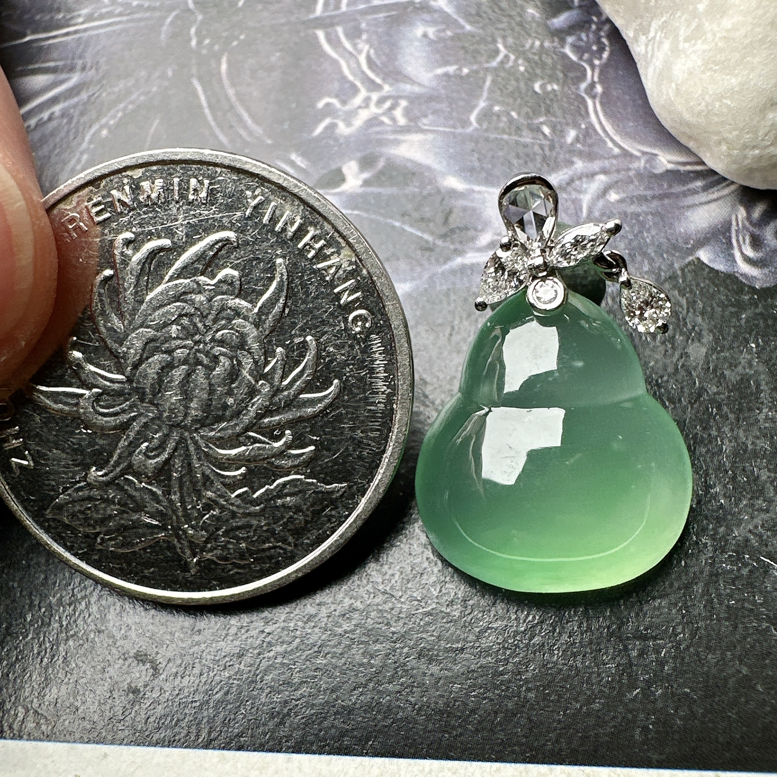 【玻璃种绿葫芦吊坠】质地细腻清爽，荧光感强烈，起刚光强烈，18K金钻镶嵌，裸石尺寸15*18.2*7.1毫米