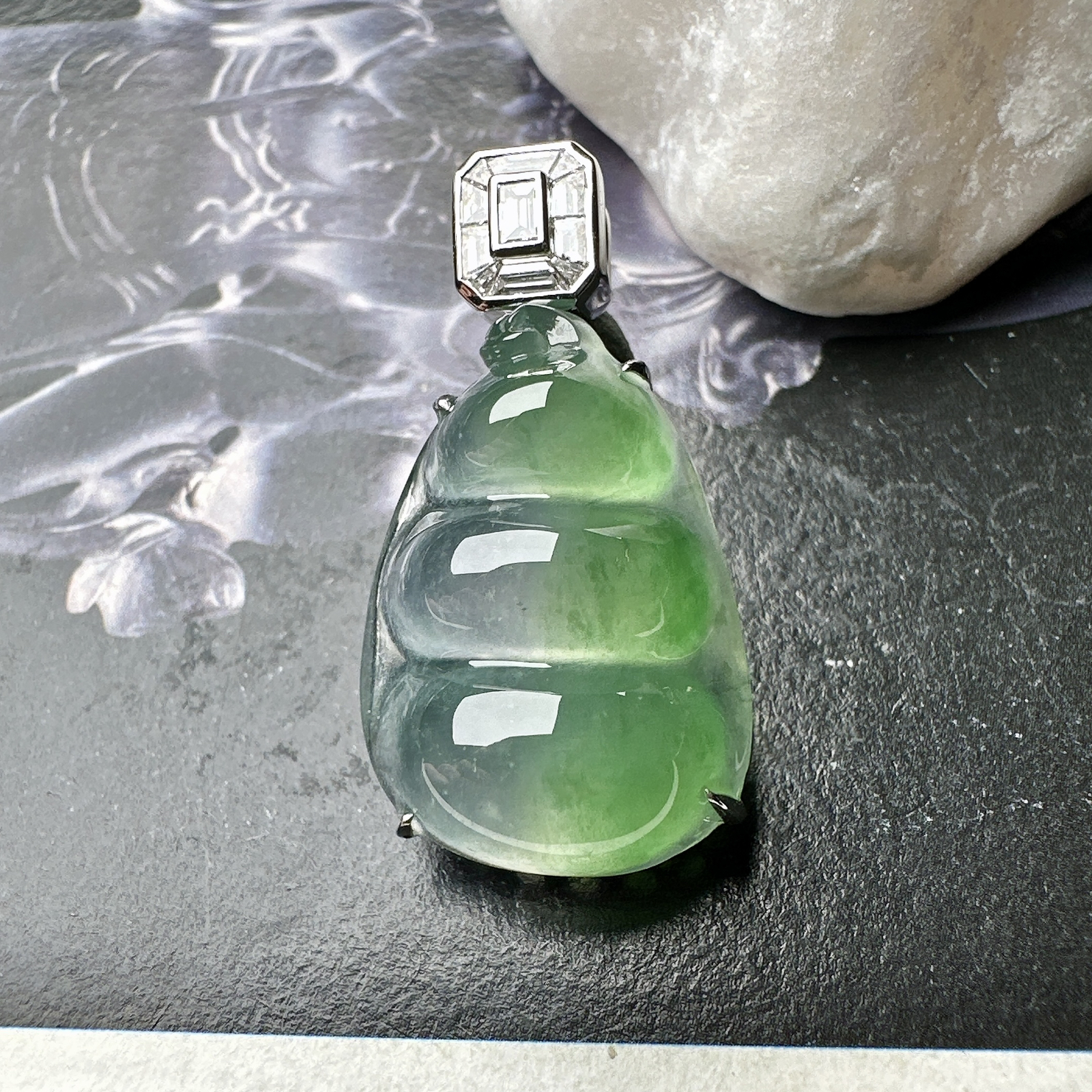 【冰种飘绿福豆吊坠】种地上乘，冰感十足，通透起光，饱满圆润，18k金钻镶嵌，裸石尺寸21.7*15.