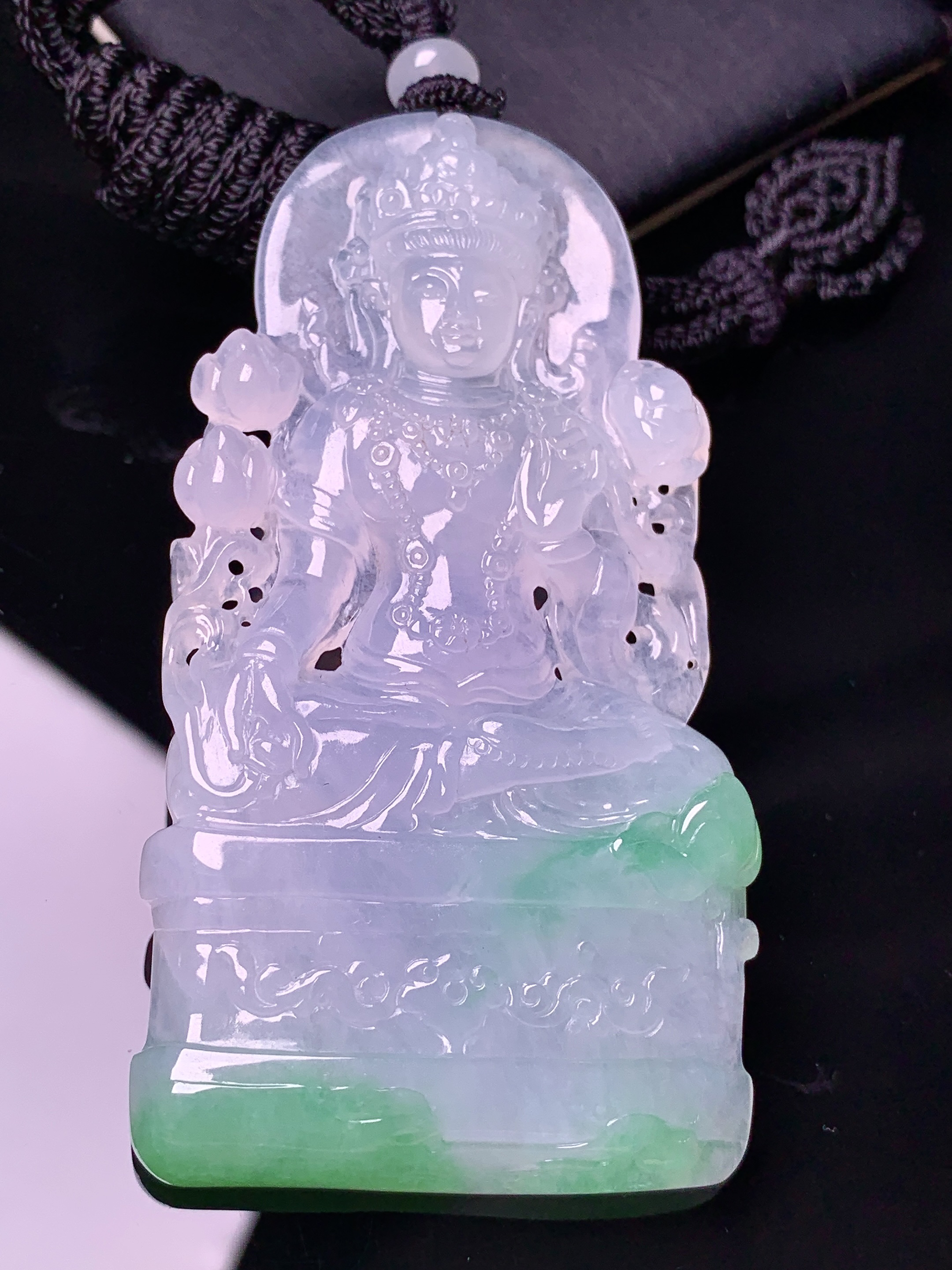 飘绿度母观音吊坠 玉质细腻 色泽艳丽清新 水润亮眼 整体尺寸71.2*36.8*7