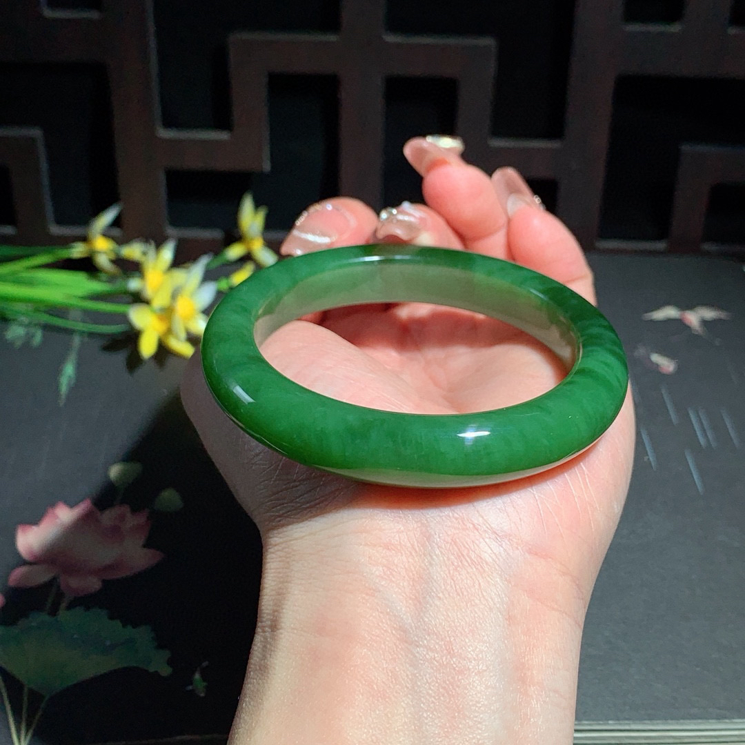 珍藏品，和田玉56.5圈口阳绿色猫眼碧玉手镯！玉质细腻油润 底色纯净 无裂无棉 脂粉好，品质高。