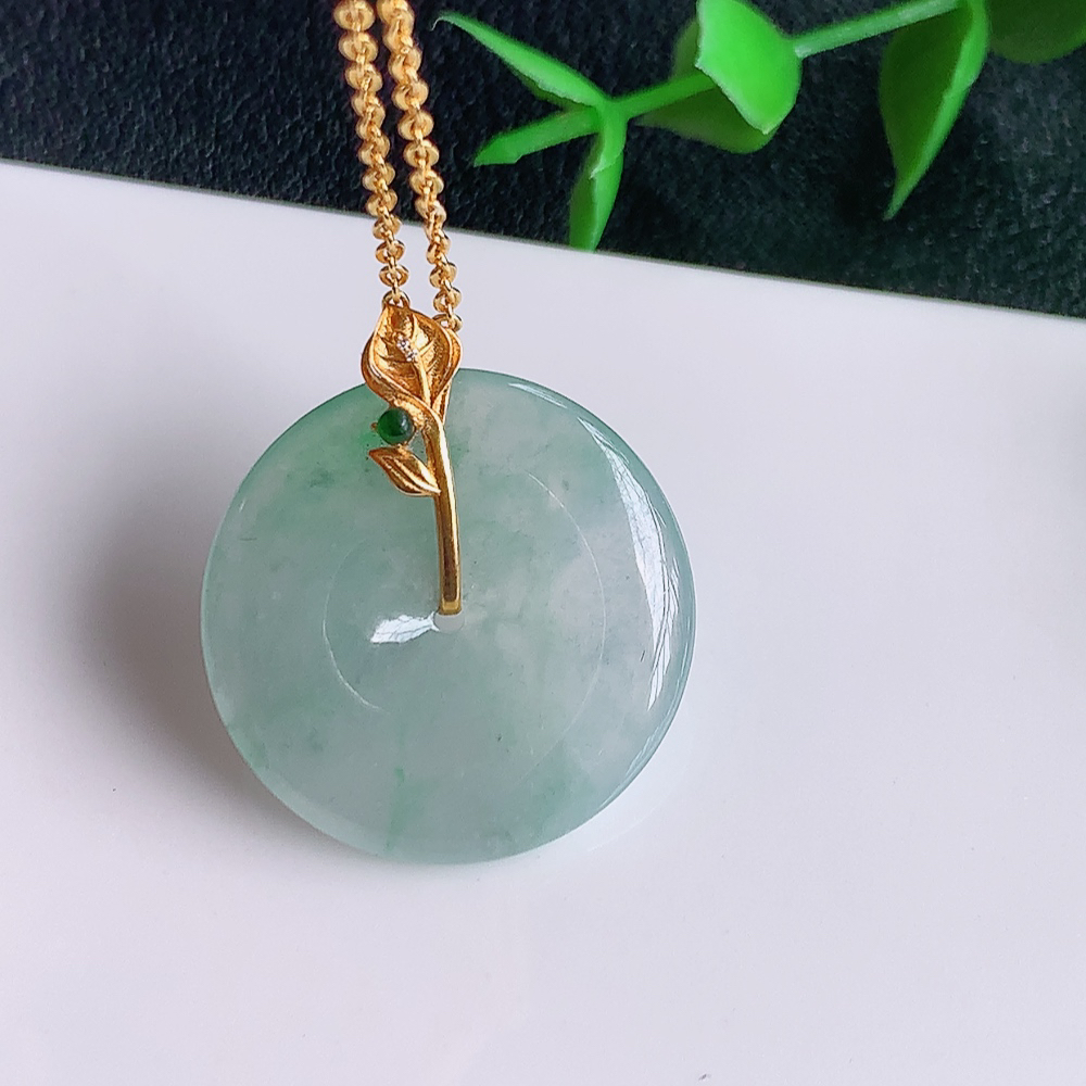 18k金冰润平安扣吊坠，厚装饱满，冰润剔透，细腻水足，种质润泽，飘花灵动，佩戴优雅大气，W141.7   整体尺寸：27-23.5-4mm   裸石尺寸：23.5-4mm