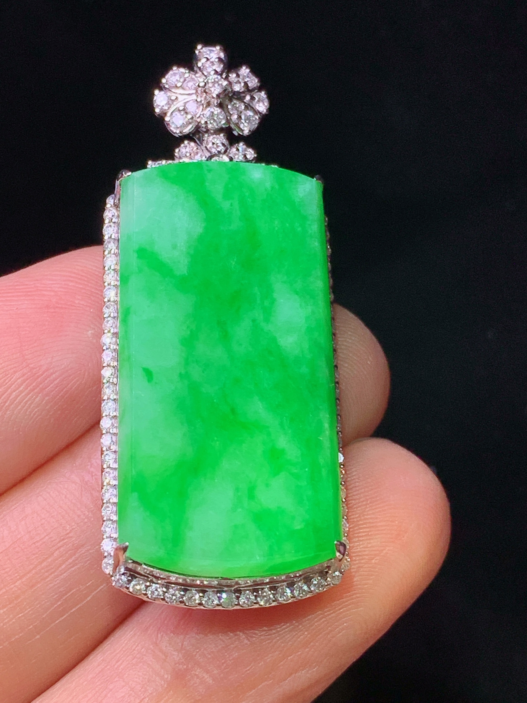 18k金钻镶嵌翠绿无事牌吊坠 玉质细腻 色泽艳丽清新 水润亮眼 整体尺寸42.8*16.8*9