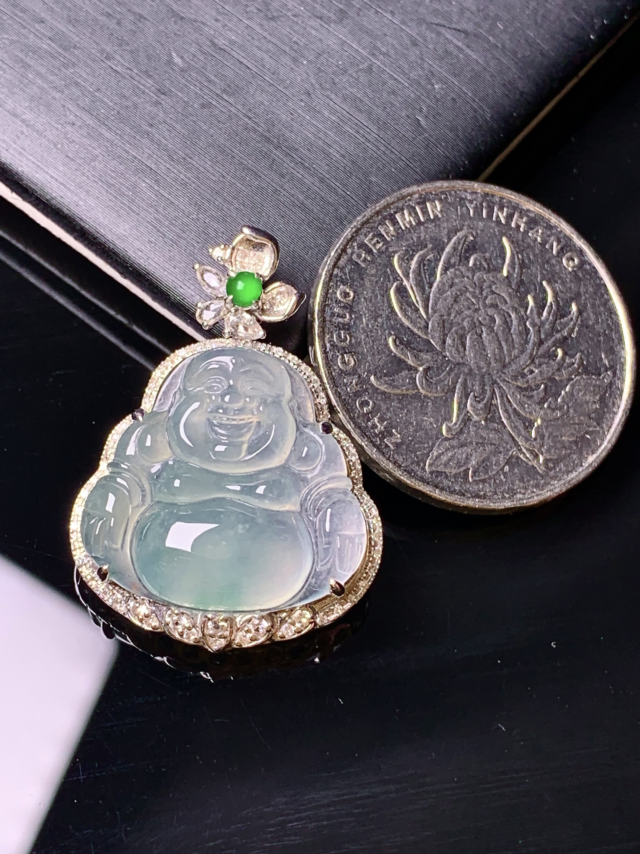 18k金钻镶嵌冰种佛公吊坠 玉质细腻 色泽艳丽清新 水润亮眼 整体尺寸29*21*7.3